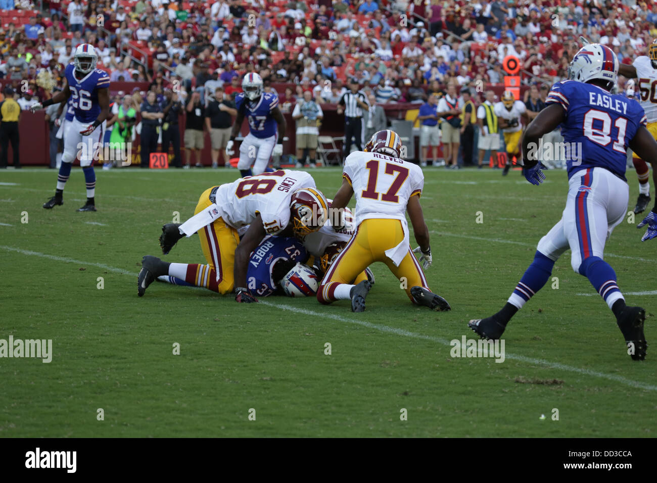 Samedi 24 Août, 20133, Redskins de Washington accueille les Bills de Buffalo au FedEx Field à Landover Maryland pour le troisième match d'avant saison. Redskins de Washington gagner 30-7. L'exécution de projets de retour Nickell Robey n° 37 tente de récupérer un fumble. Credit : Khamp Sykhammountry/Alamy Live News Banque D'Images