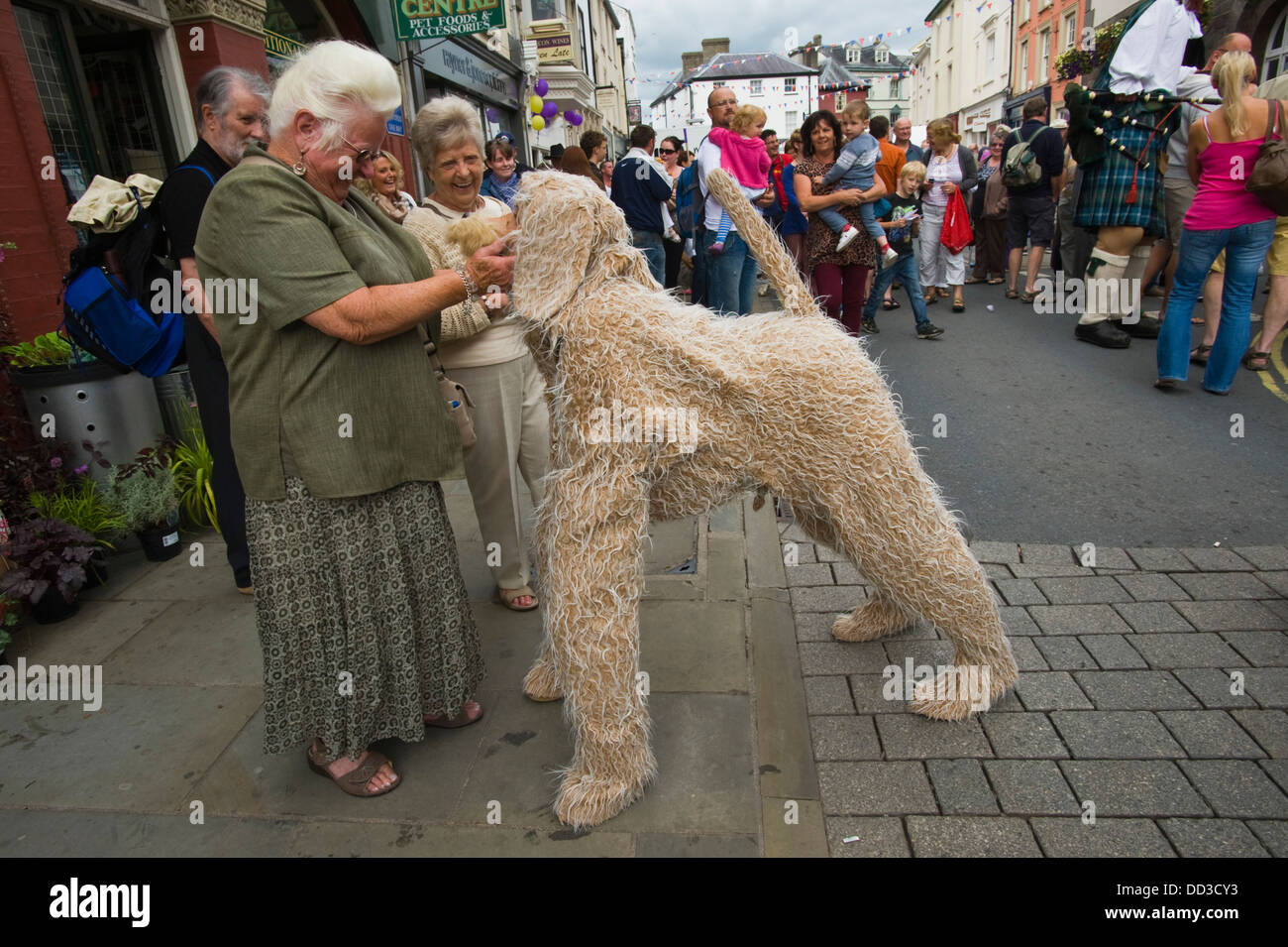 Les artistes de rue GRAND RORY & OCHIE les rues de l'itinérance au cours Brecon Brecon Jazz Festival 2013 Banque D'Images