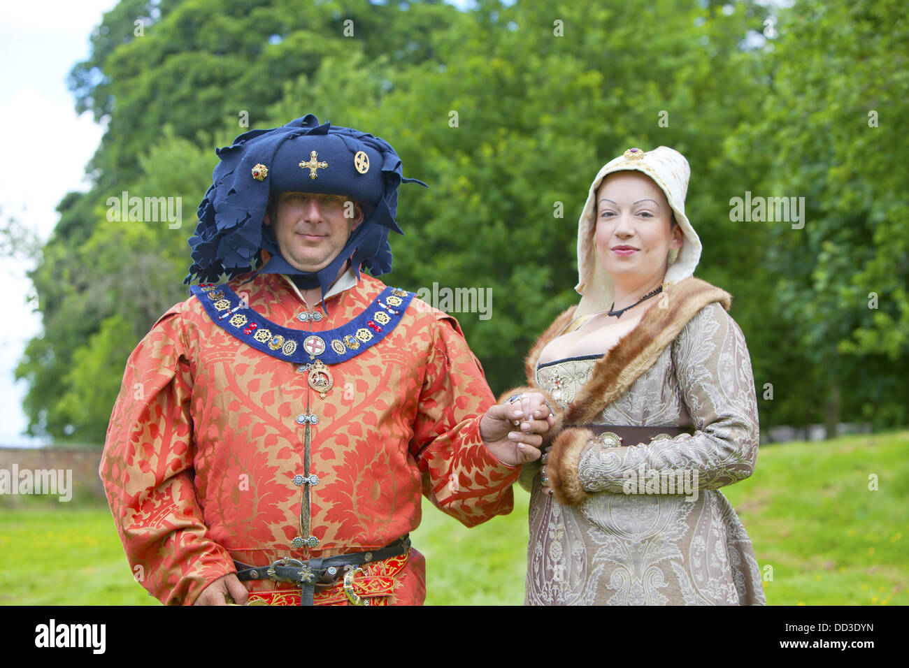 Richement habillé l'homme et la femme en costume médiéval Photo Stock