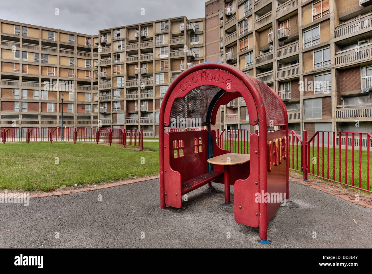 Partie d'une aire de jeux à l'abandon du Park Hill Estate, Sheffield, sous réserve d'un projet de rénovation par Urbansplash. Banque D'Images