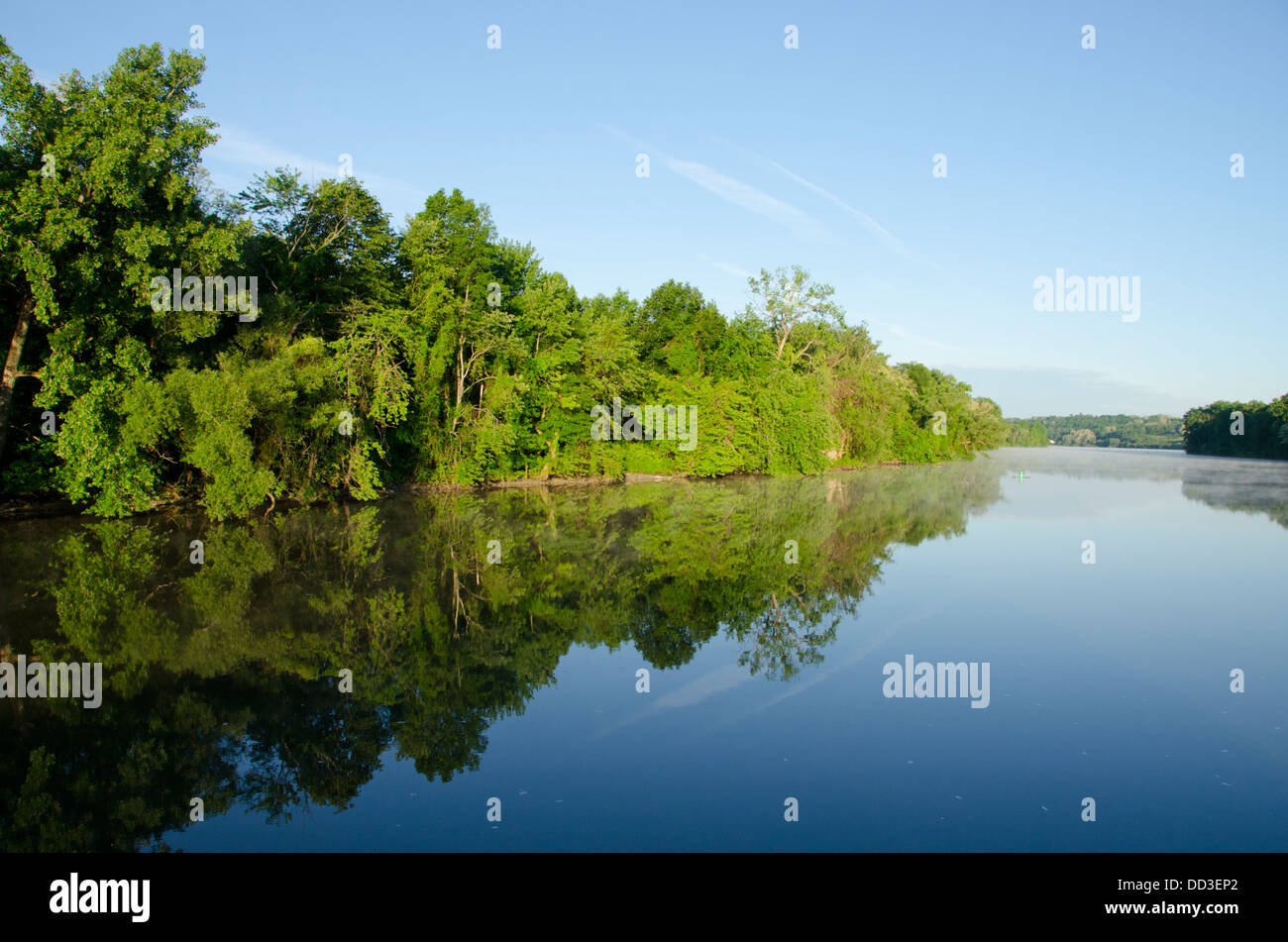 New York, Mohawk River, près de l'Écluse E14 à Canajoharie. Tôt le matin, réflexions sur la rivière Mohawk. Banque D'Images