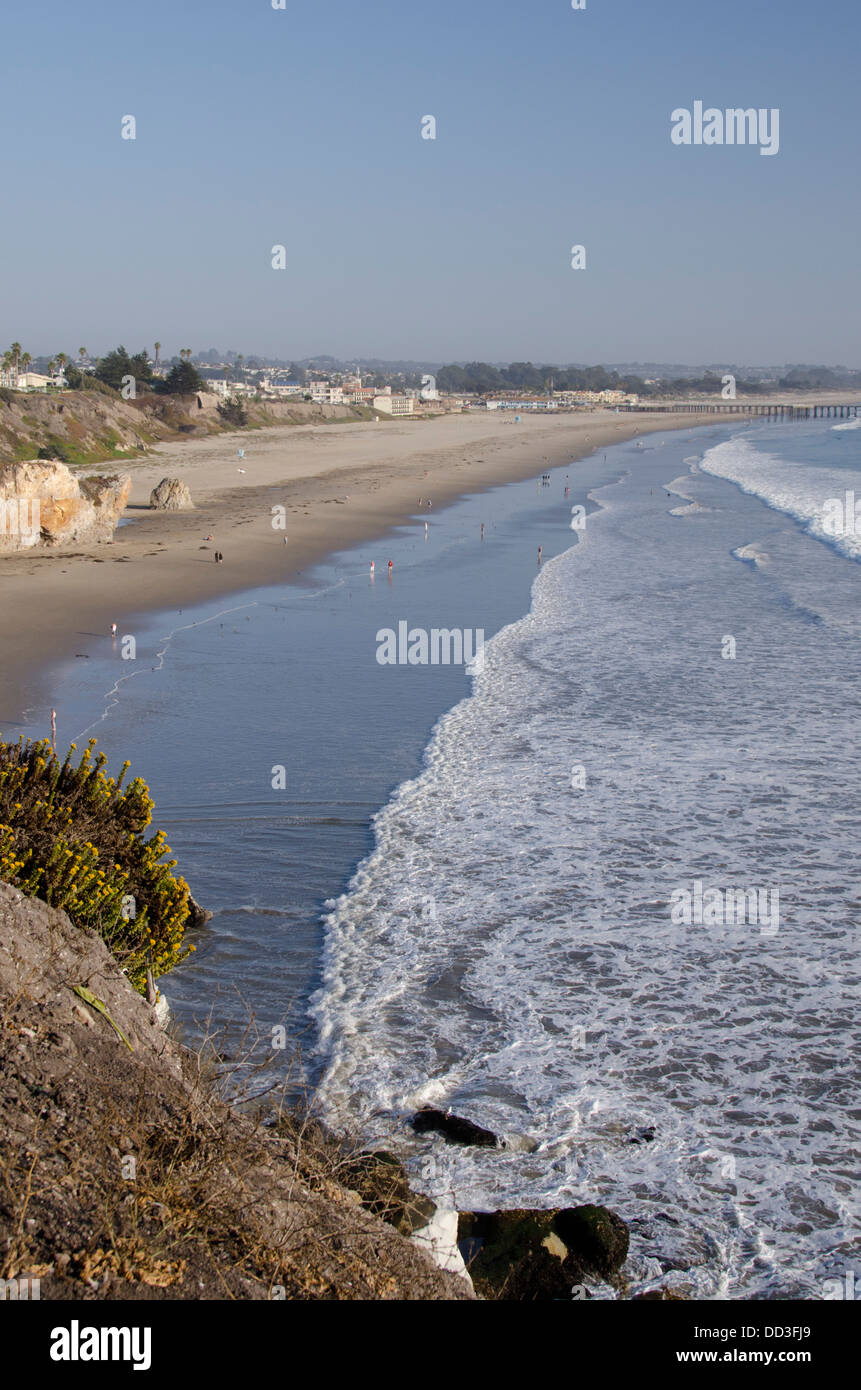 La Californie, la côte du Pacifique, Pismo Beach. Aperçu de la pittoresque côte de sable de Pismo Beach avec l'historique Pier à distance. Banque D'Images