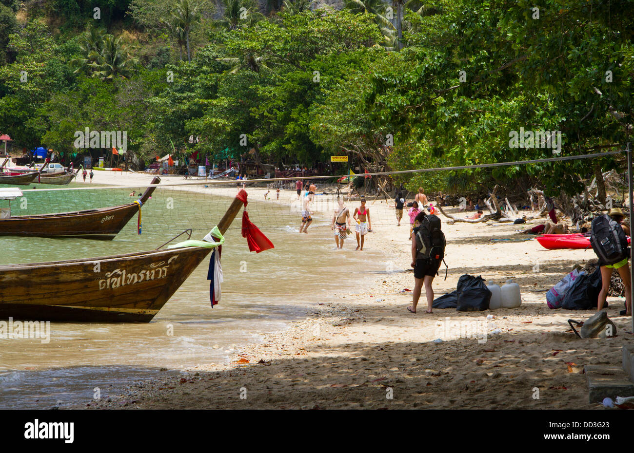 Les gens à pied sur la plage de Hat Ton Sai à Railay. Banque D'Images