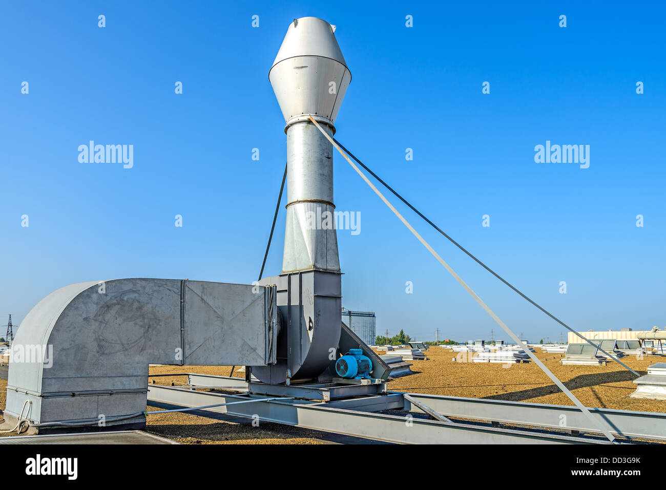 L'usine de ventilation sur un toit d'usine Banque D'Images