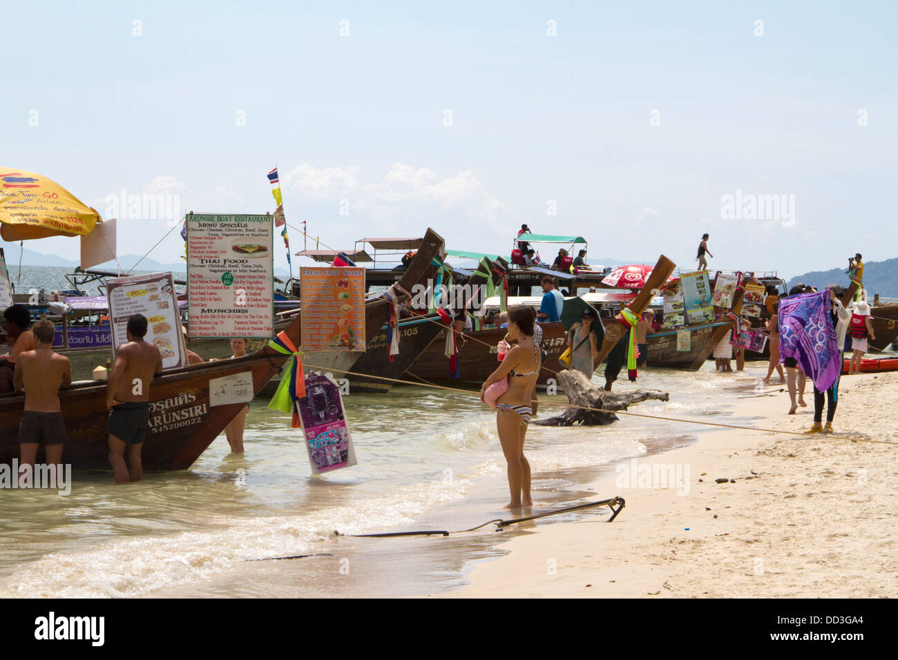Les gens d'acheter de la nourriture dans un restaurant bateau ancré sur la plage de Hat Phra Nang Railay dans. Banque D'Images