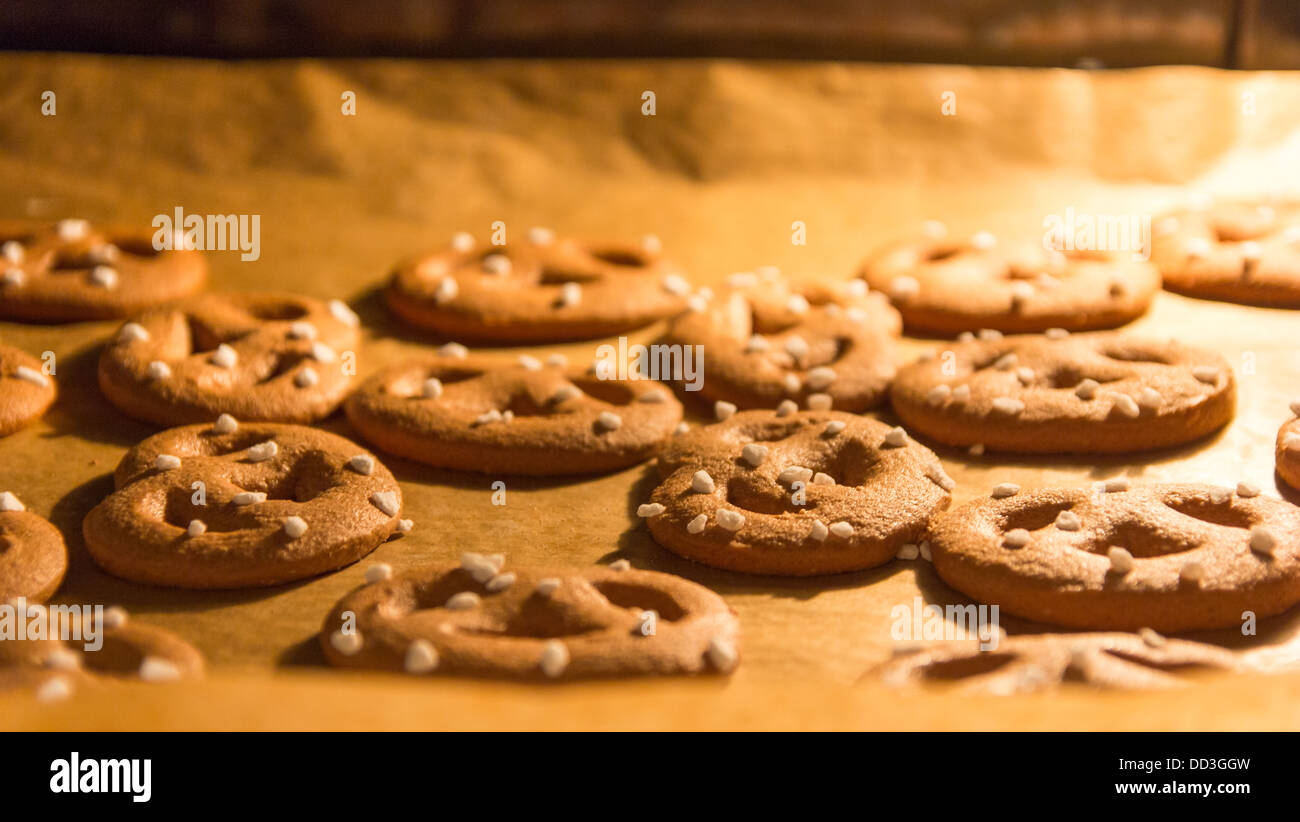 En forme de bretzel gingerbread cookies de Noël, la cuisson au four Banque D'Images