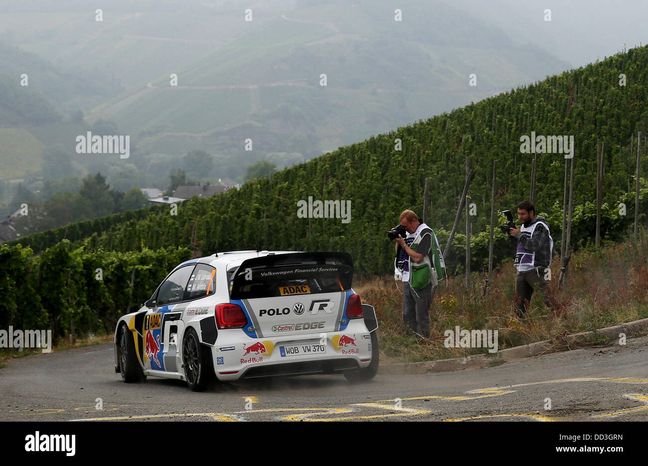 Pilote de rallye finlandais Jari-Matti Latvala et Miikka Anttila route à travers vignes avec une Volkswagen Polo WRC durant la 15e spéciale du rallye de l'ADAC Rallye Deutschland (allemand) près de Neumagen, Allemagne, 25 août 2013. Photo : THOMAS FREY Banque D'Images