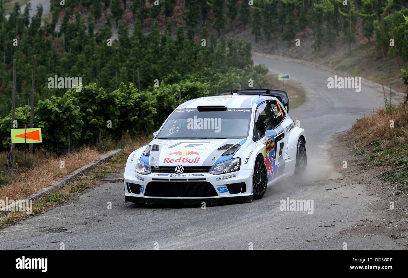 Pilote de rallye français Sébastien Ogier et son co-pilote Julien Ingrassia route à travers vignes avec une Volkswagen Polo WRC durant la 15e spéciale du rallye de l'ADAC Rallye Deutschland (allemand) près de Neumagen, Allemagne, 25 août 2013. Photo : THOMAS FREY Banque D'Images