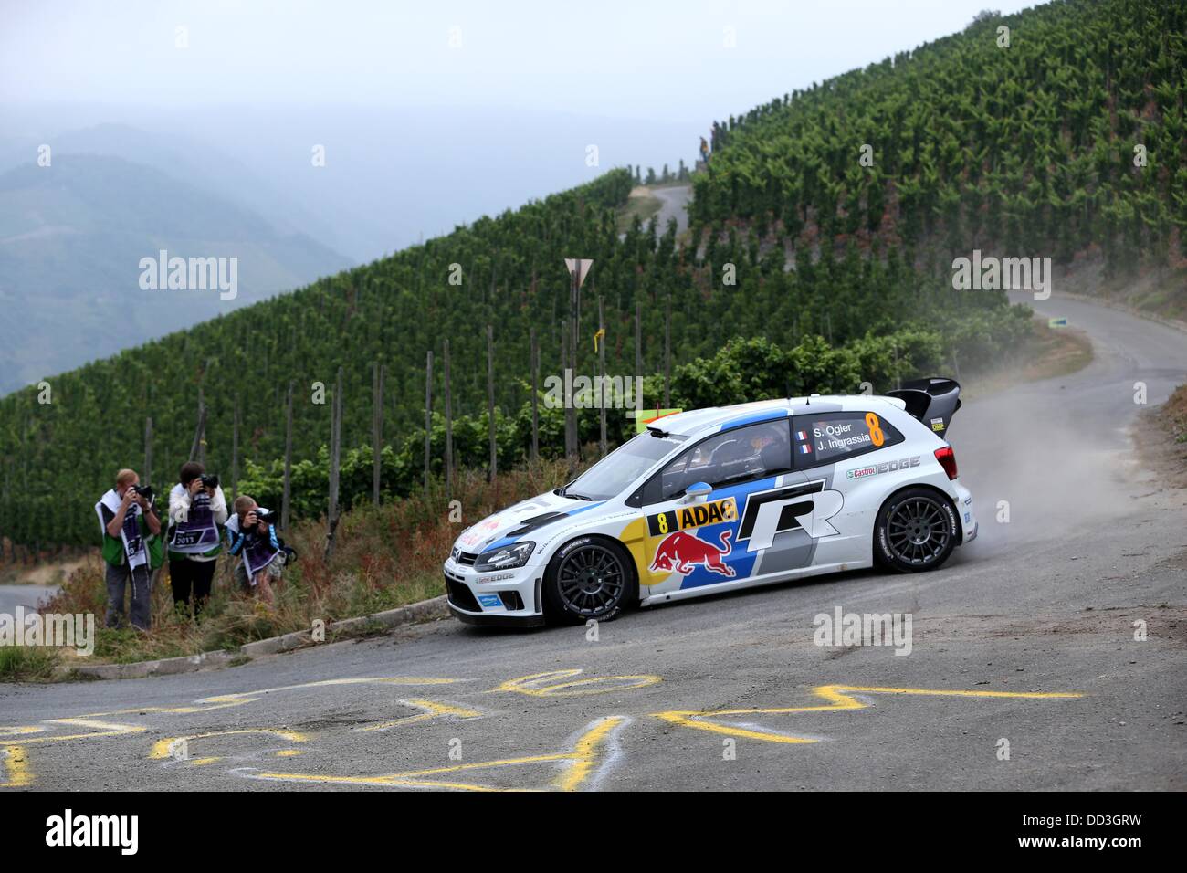 Pilote de rallye français Sébastien Ogier et son co-pilote Julien Ingrassia route à travers vignes avec une Volkswagen Polo WRC durant la 15e spéciale du rallye de l'ADAC Rallye Deutschland (allemand) près de Neumagen, Allemagne, 25 août 2013. Photo : THOMAS FREY Banque D'Images