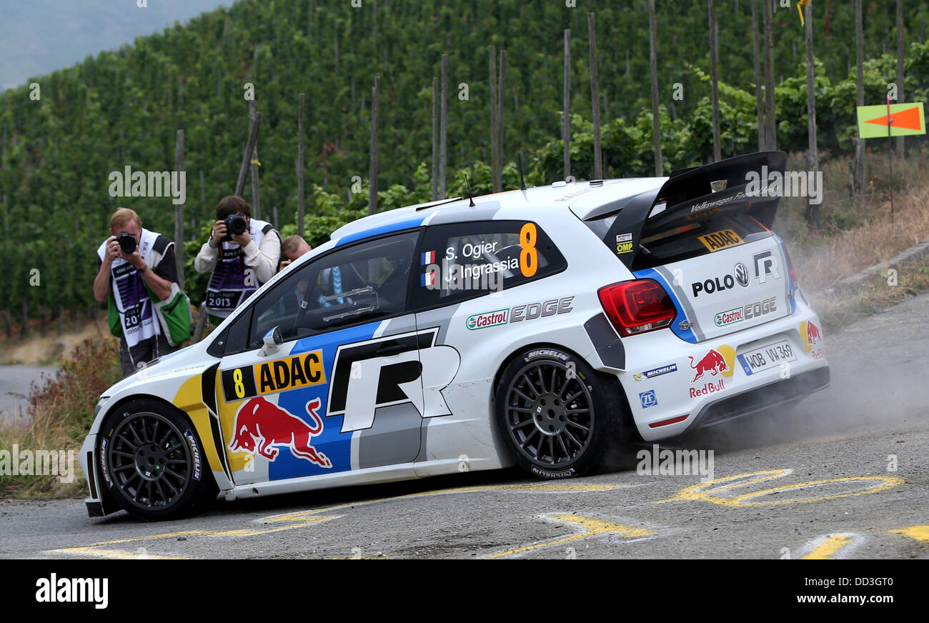 Pilote de rallye français Sébastien Ogier et son co-pilote Julien Ingrassia route à travers vignes avec une Volkswagen Polo WRC durant la 15e spéciale du rallye de l'ADAC Rallye Deutschland (allemand) près de Neumagen, Allemagne, 25 août 2013. Photo : THOMAS FREY Banque D'Images