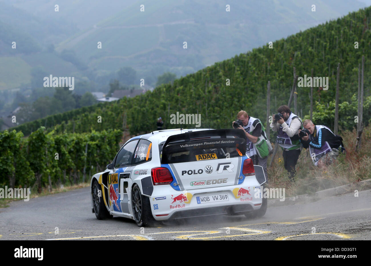 Pilote de rallye français Sébastien Ogier et son co-pilote Julien Ingrassia route à travers vignes avec une Volkswagen Polo WRC durant la 15e spéciale du rallye de l'ADAC Rallye Deutschland (allemand) près de Neumagen, Allemagne, 25 août 2013. Photo : THOMAS FREY Banque D'Images