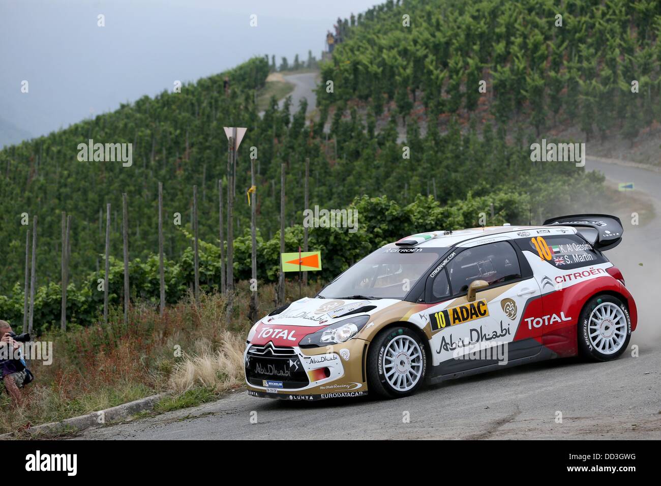 Emirian pilote de rallye Al-Quassimi Khalid et son co-pilote britannique Scott Martin route à travers vignes avec une Citroën DS3 WRC dans la 15e spéciale du rallye de l'ADAC Rallye Deutschland (allemand) près de Neumagen, Allemagne, 25 août 2013. Photo : THOMAS FREY Banque D'Images