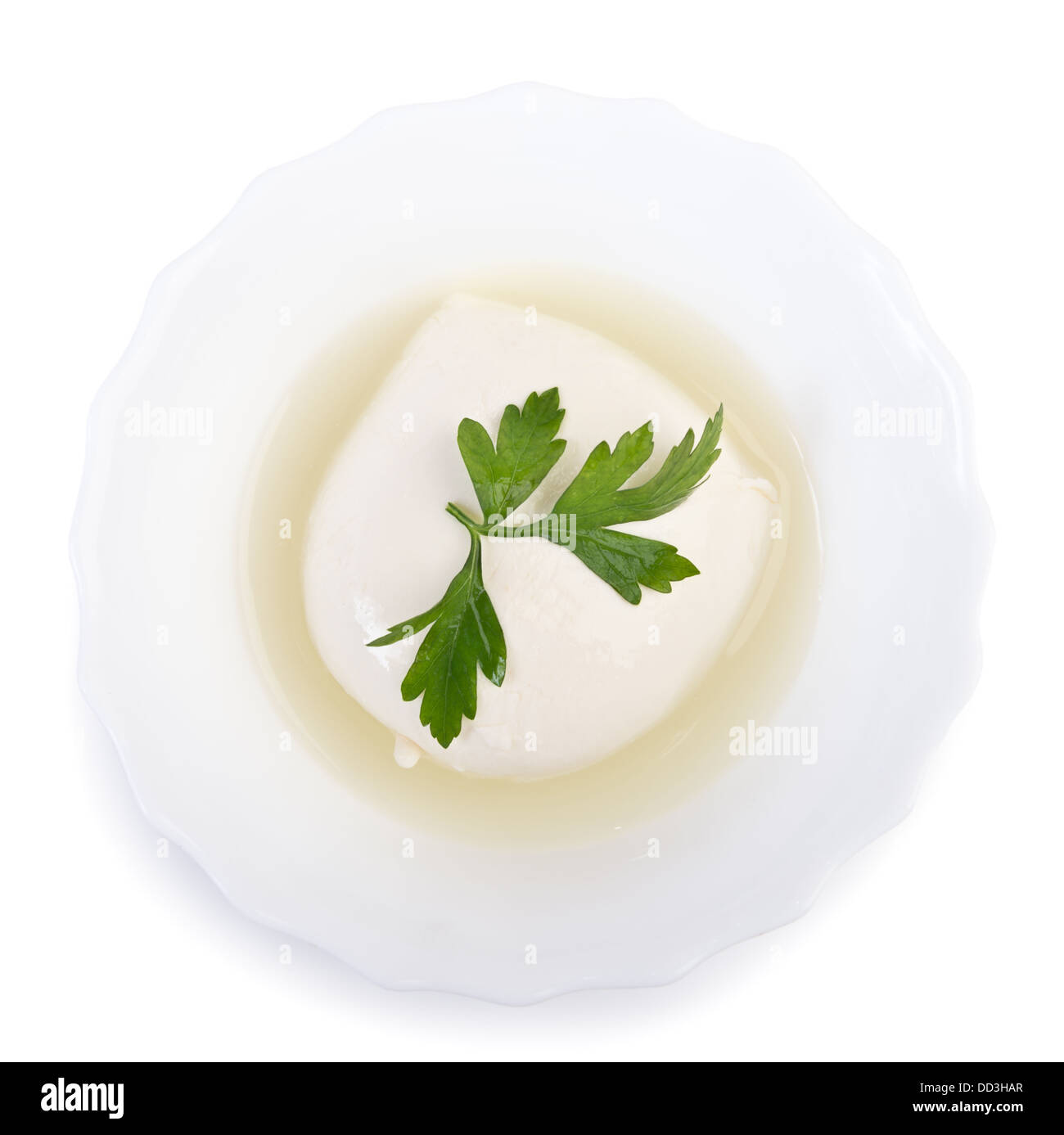 La mozzarella fraîche dans un bol avec le lactosérum isolated over white Banque D'Images