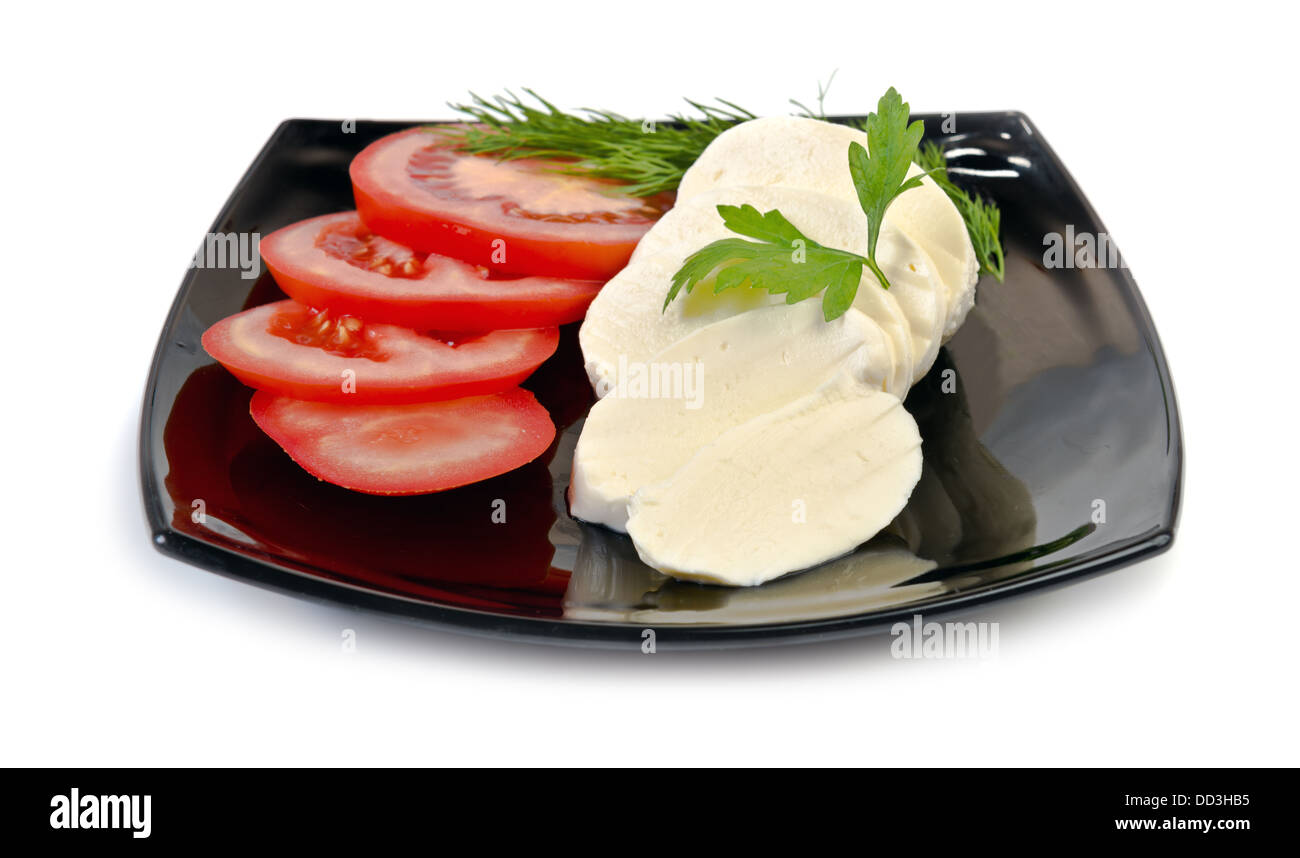 La mozzarella coupées sur la plaque noire isolée Banque D'Images