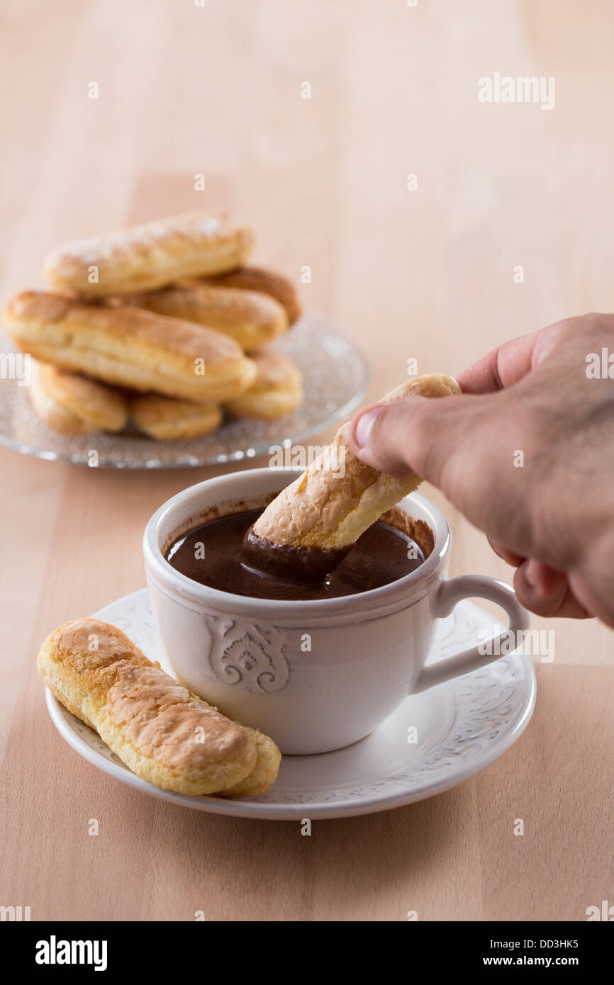 Tasse de chocolat avec crème fouettée et biscuits on wooden table Banque D'Images