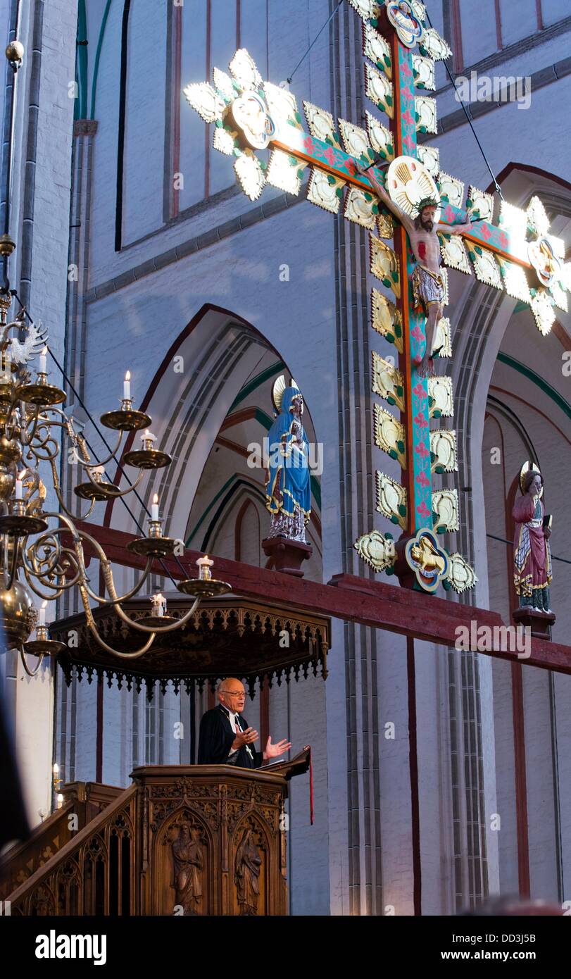 Le premier évêque de l'état de l'Église évangélique luthérienne de l'Allemagne du Nord, connue sous le nom de North Church et fondée en 2012, Gerhard Ulrich, est représentée dans un pupitre après son introduction solennelle au pouvoir dans la cathédrale de Schwerin, Allemagne, 25 août 2013. 750 personnes ont été invités à l'événement. Photo : JENS BUETTNER Banque D'Images