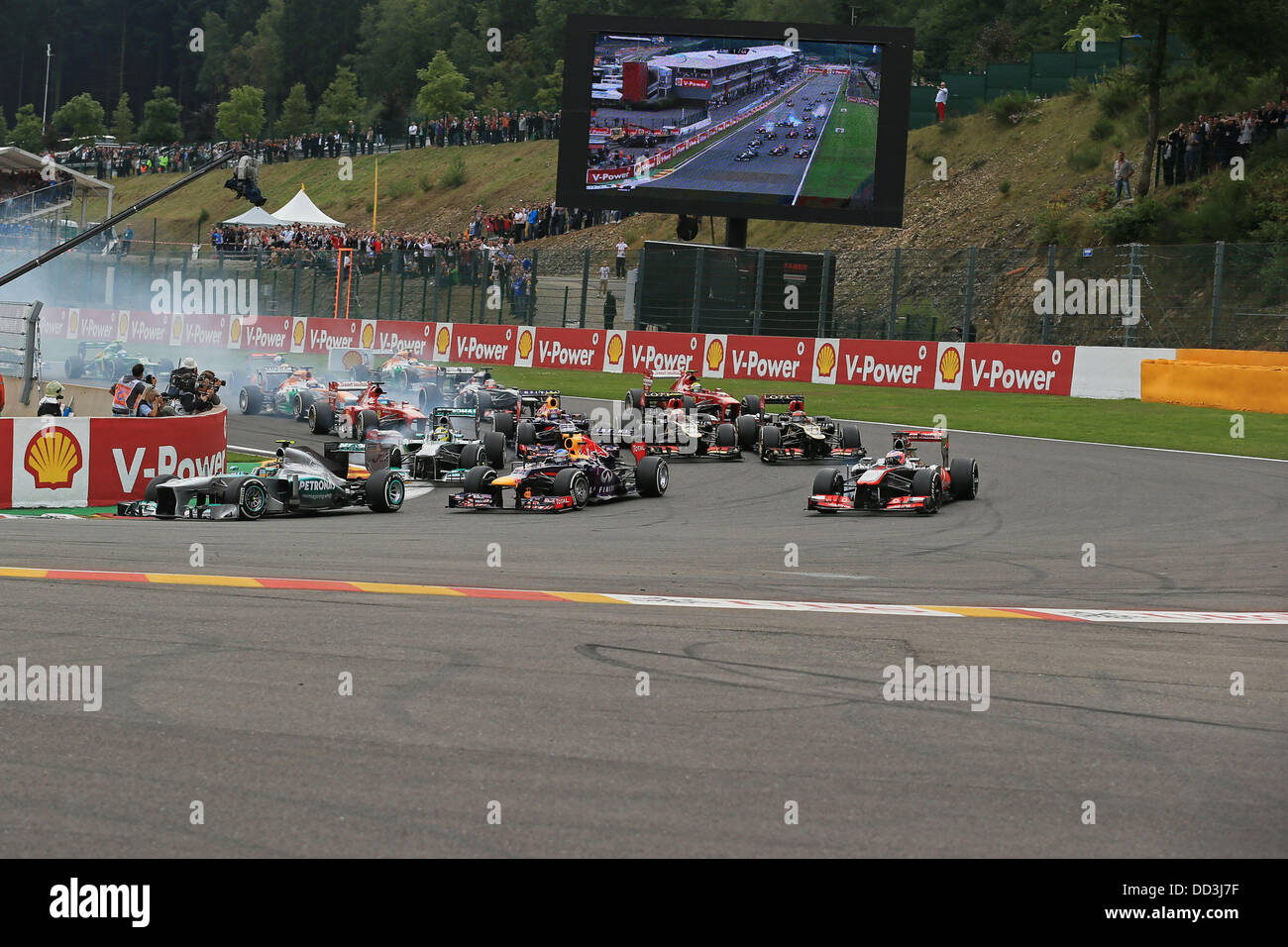 Spa Francorchamps, Belgique. Août 25, 2013. Formual Une grand prix de Belgique. Sebastian Vettel prend la victoire à la GP de Belgique après Lewis Hamilton a commencé le pôle. Hamilton mène le pack dans le premier virage : Action Crédit Plus Sport/Alamy Live News Banque D'Images