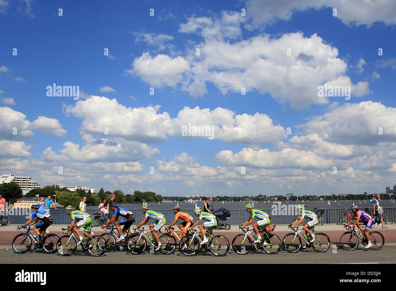Les participants de la 'race' tout le monde du vélo le long du pont Kennedy lors de la Cyclassics à Hambourg, Allemagne, 25 août 2013. En plus de la course professionnelle le long de 246 kilomètres, environ 22 000 cyclistes non professionnels, tout le monde a participé à la course. Photo : CHRISTIAN CHARISIUS Banque D'Images