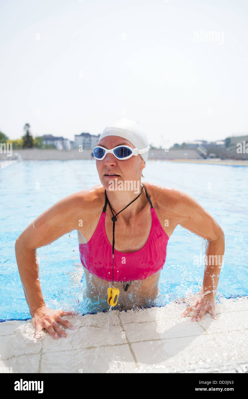 Freediver femelle portant ces lunettes se lever jusqu'au bord d'une piscine extérieure Banque D'Images