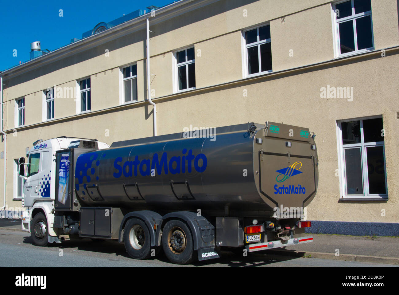 Camion de livraison de lait devant Satamaito usine laitière Pori Finlande Europe du nord Banque D'Images