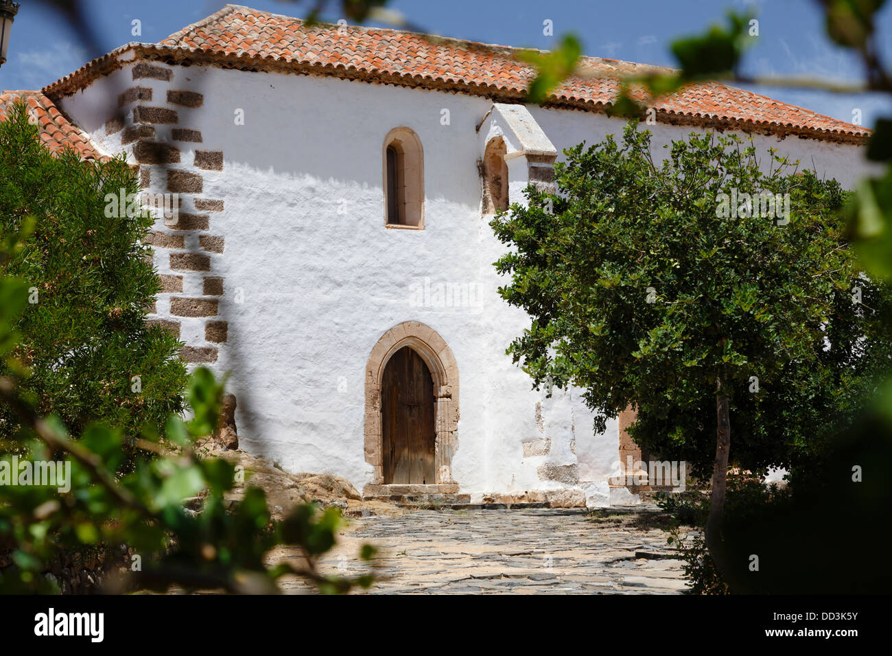 Maison typique en Espagne avec des murs blanchis à la chaux et tuiles en terre cuite Banque D'Images
