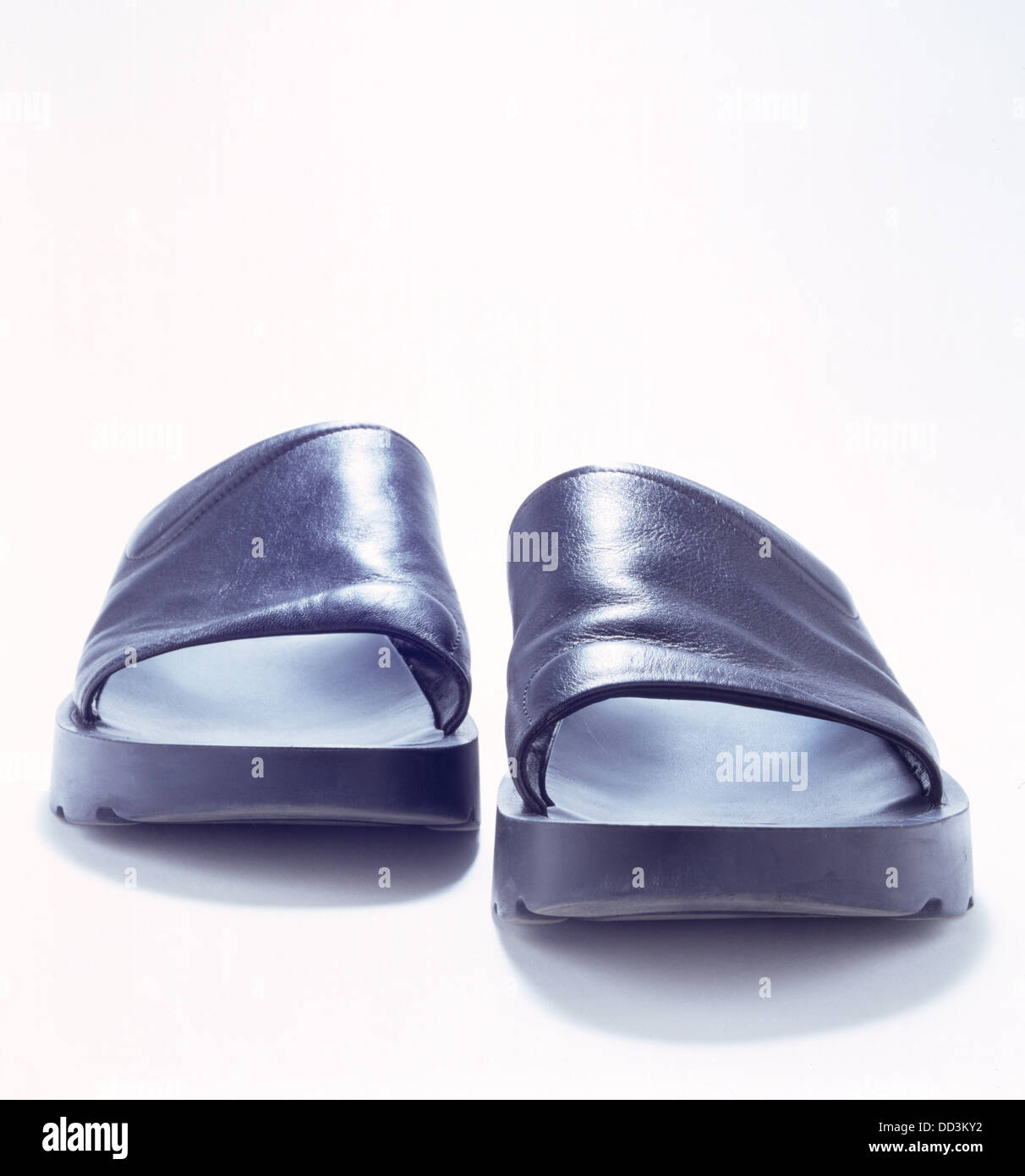 Une paire de sandales en cuir sur un fond blanc Banque D'Images