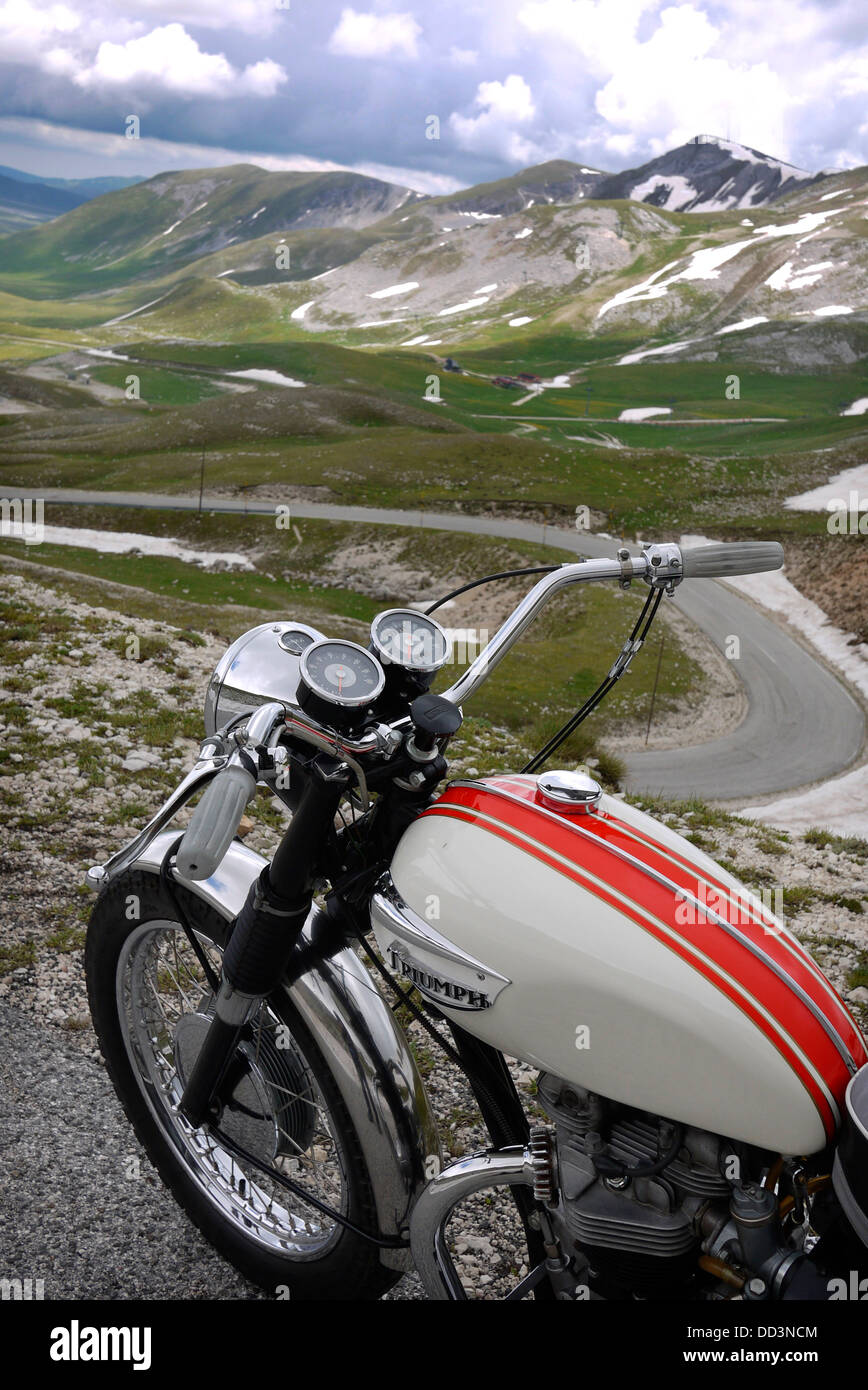 Moto Triumph au-dessus de Campo Imperatore dans le Gran Sasso, Abruzzo,  Italie Photo Stock - Alamy