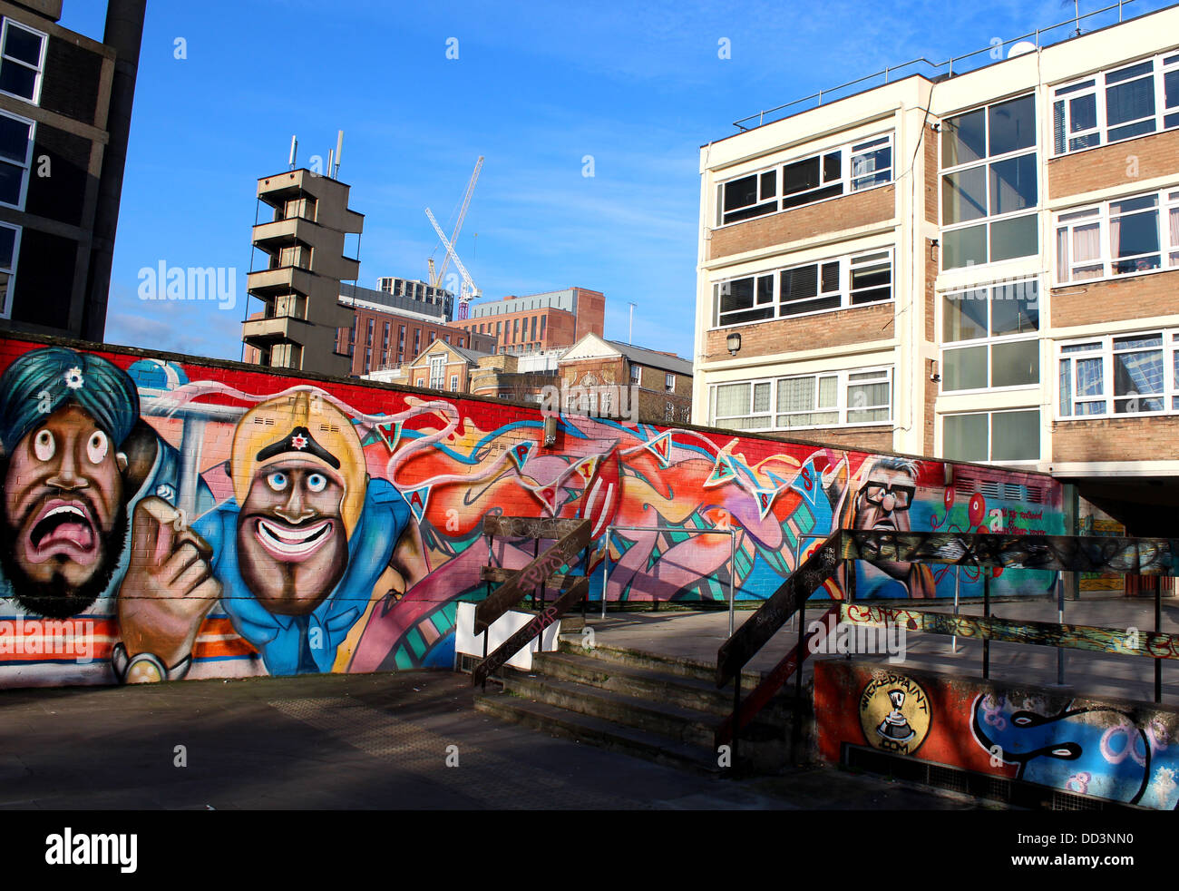 Graffiti dans et autour des murs sur un lotissement à Shoreditch Londres Banque D'Images