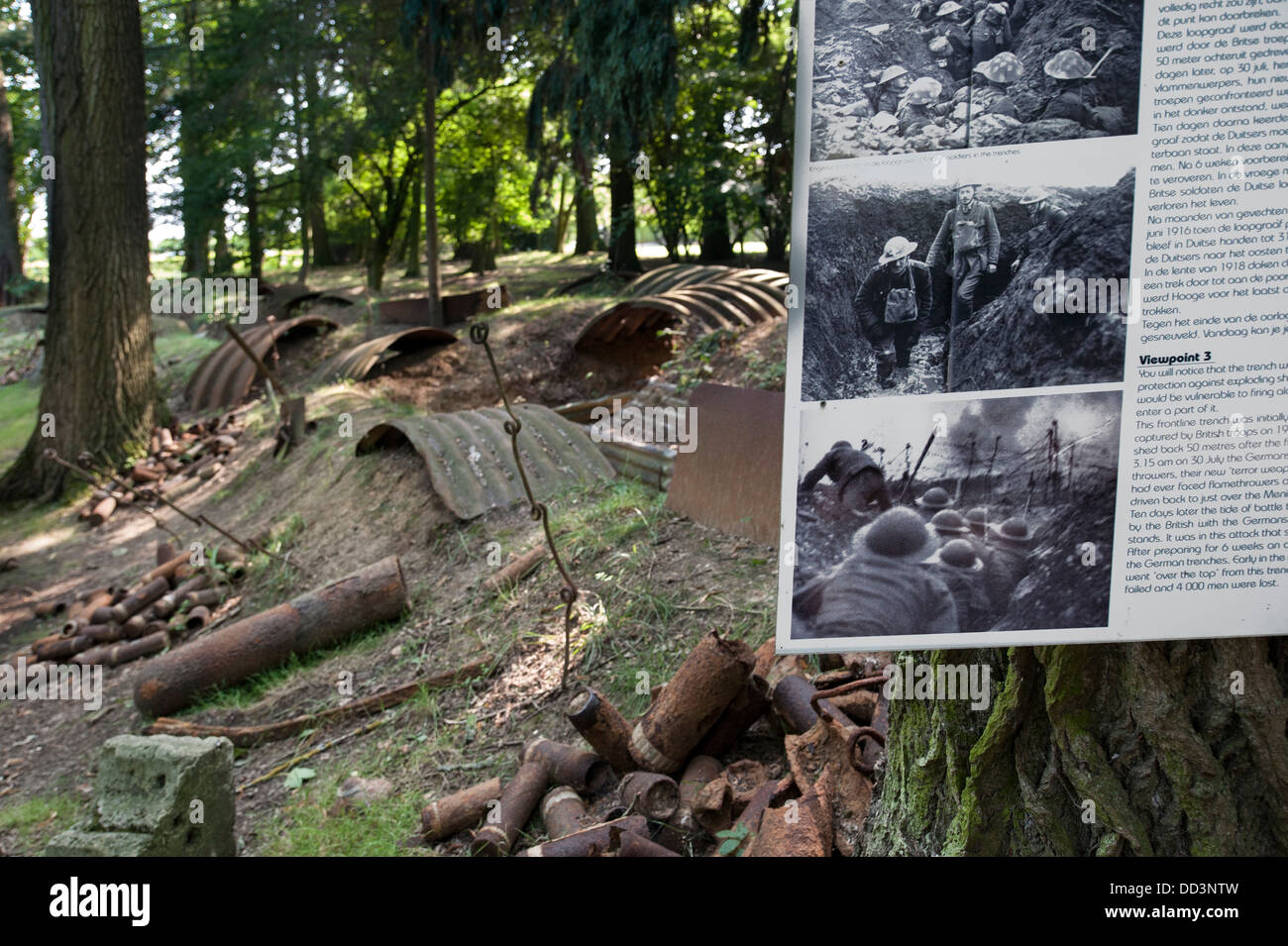 La PREMIÈRE GUERRE MONDIALE, des tas de coquilles et rouillée de la Première Guerre mondiale reste une tranchée au Zillebeke, Hooge Crater, Flandre occidentale, Belgique Banque D'Images