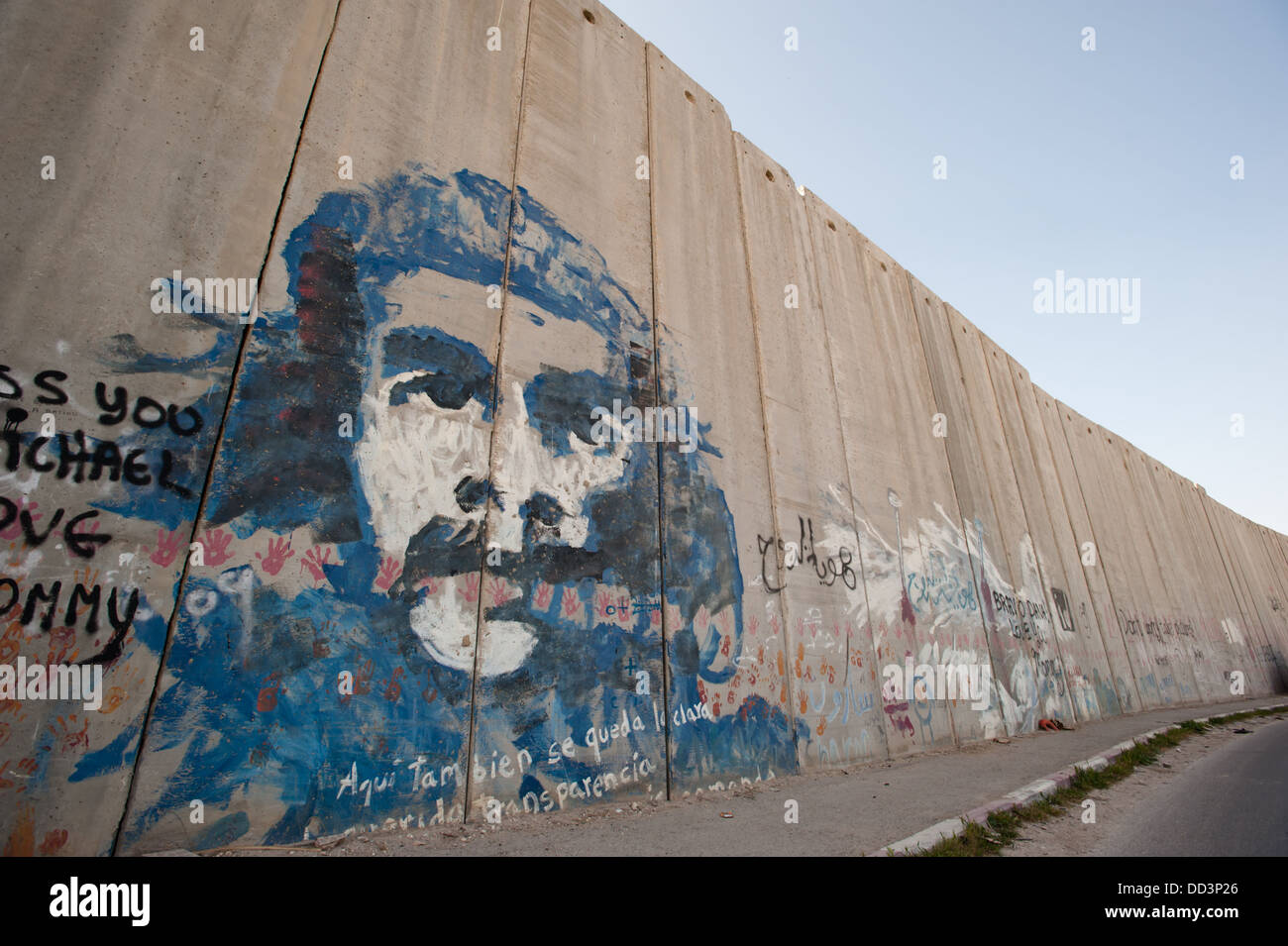 Une murale de Che Guevara couvre le mur de séparation israélien dans la ville palestinienne d'Abu Dis. Banque D'Images
