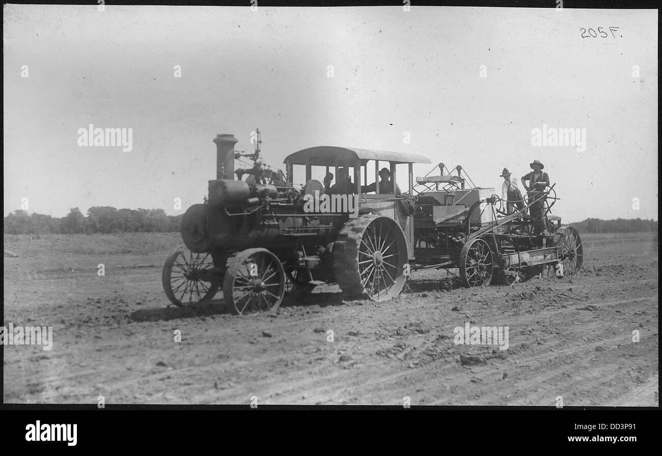 Une excavatrice sur le mile 52 est tirée par un moteur de traction, montrant des machines agricoles du début du XXe siècle et des techniques utilisées pour l'aménagement du territoire en 1904. Banque D'Images