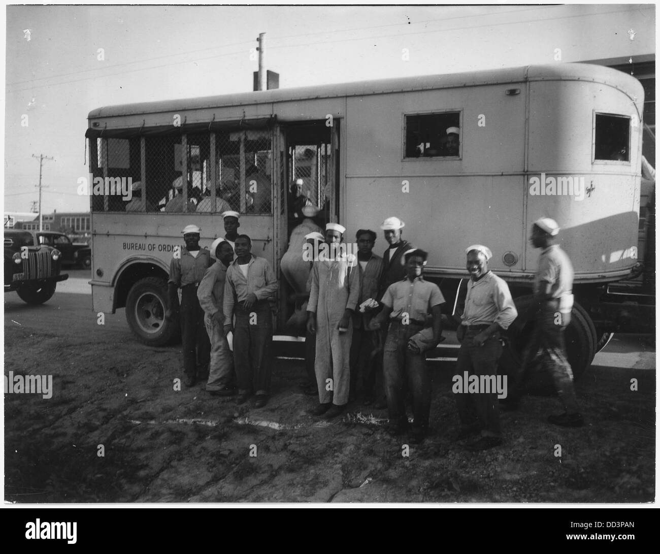 Photographie avec légende IV. Conditions de travail des soldats de la Marine et du personnel civil. La Marine d'embarquement bus pour aller à... - - 283497 Banque D'Images