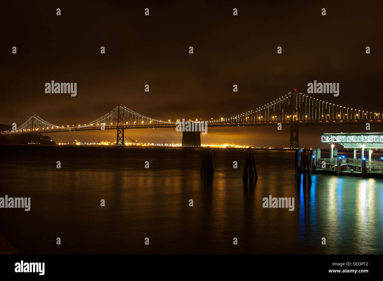 La magnifique Baie des voyants sculpture sur le Western span du San Francisco-Oakland Bay Bridge vu de Pier 1. Banque D'Images