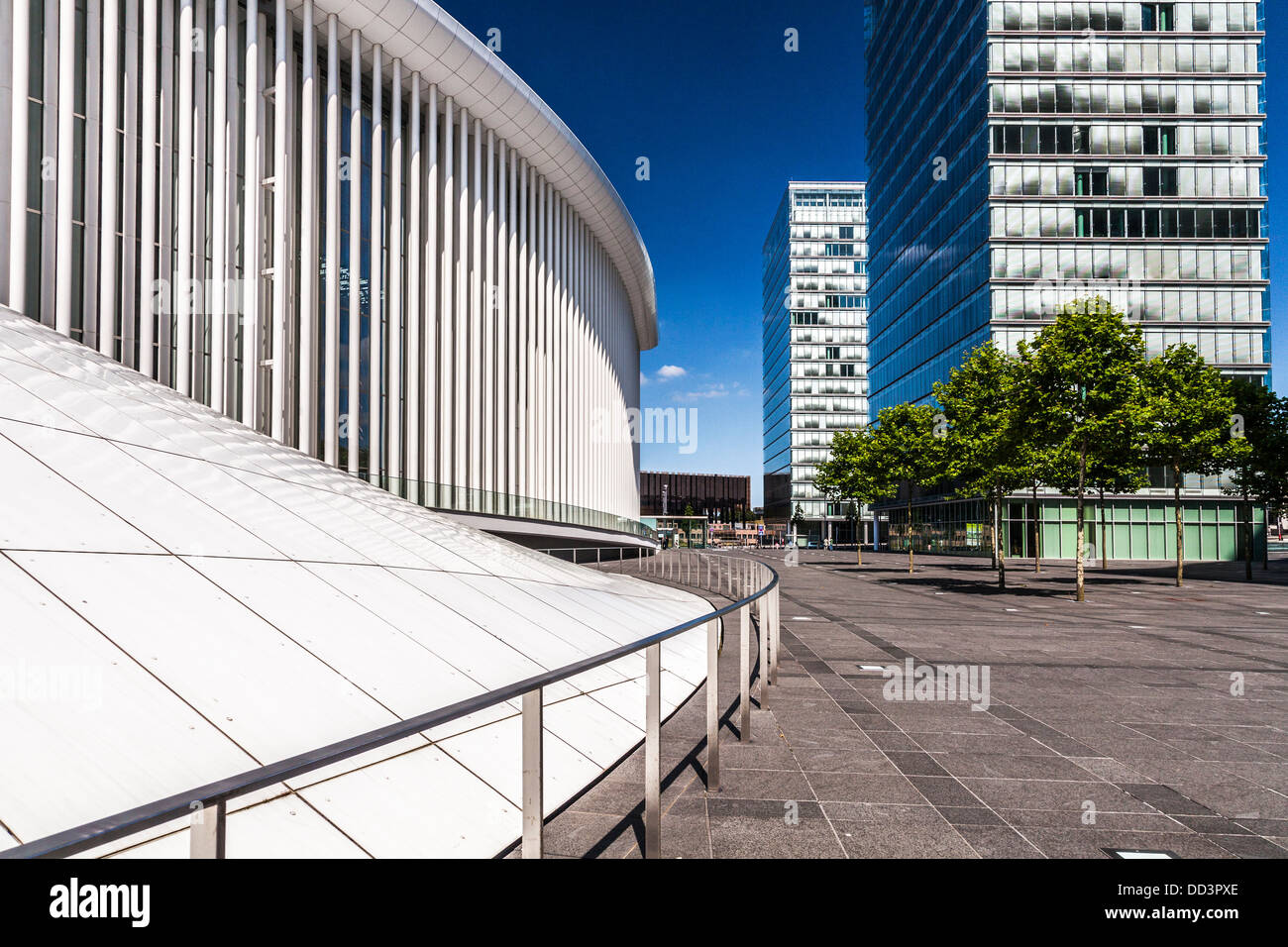 Une partie de la salle de concert philharmonique et les tours des bâtiments du Parlement européen à Kirchberg à Luxembourg ville. Banque D'Images