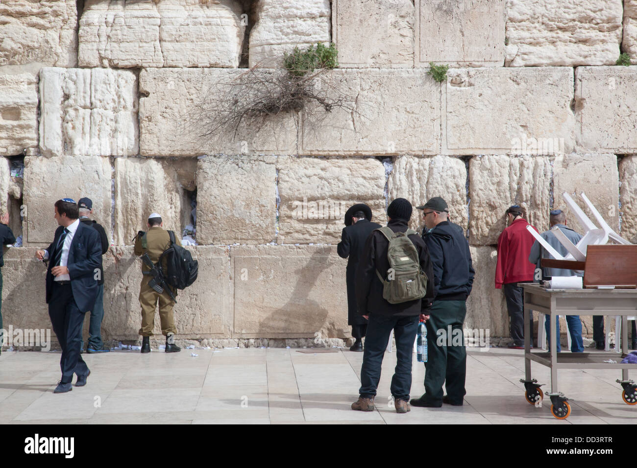 Mur des lamentations, lieu sacré pour les Juifs et les chrétiens, Jérusalem, Israël, vers le 17 février 2013. Où les hommes sont en train de prier. Banque D'Images