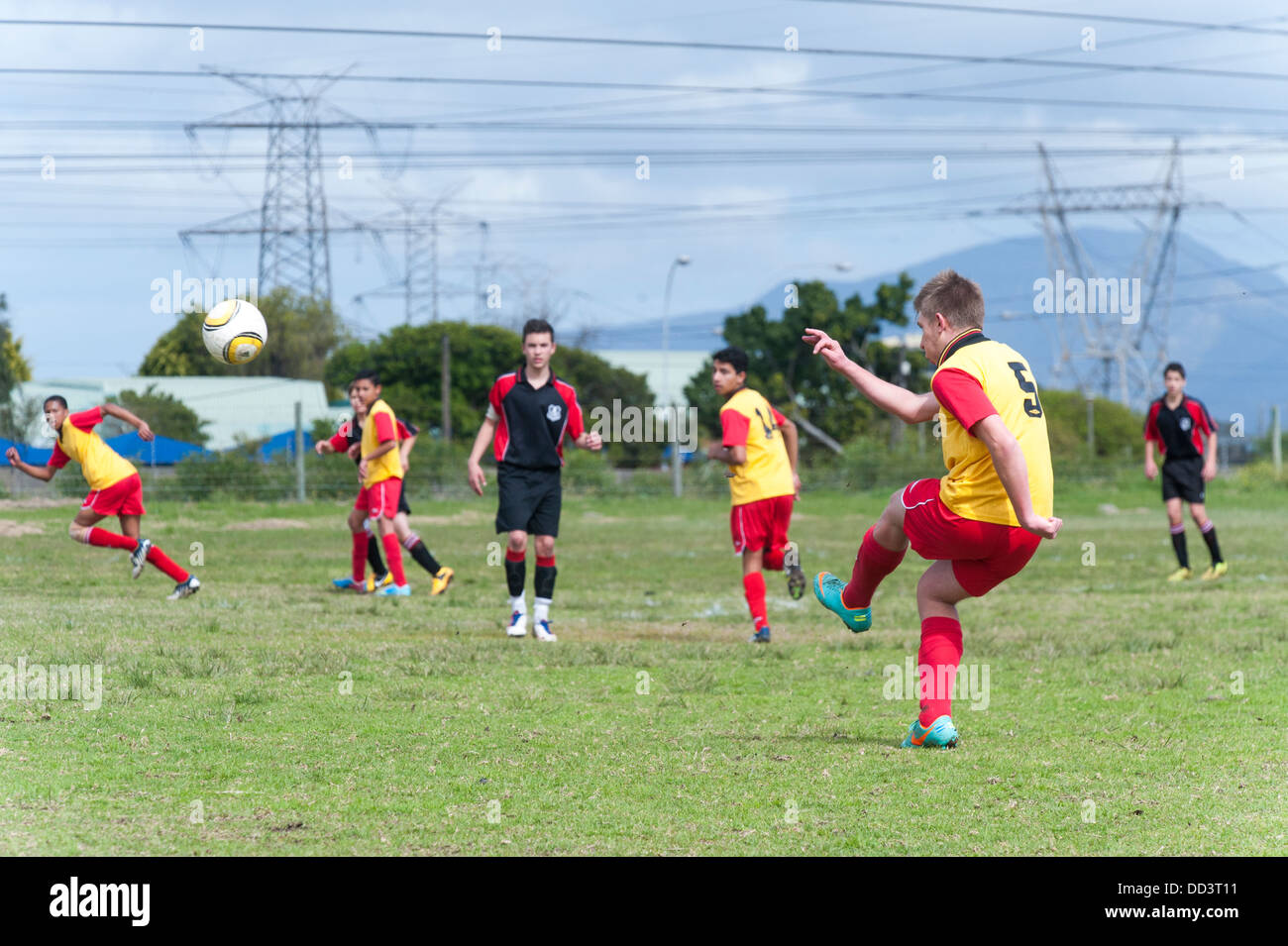 U15B joueur de football kicks un coup franc, Cape Town, Afrique du Sud Banque D'Images