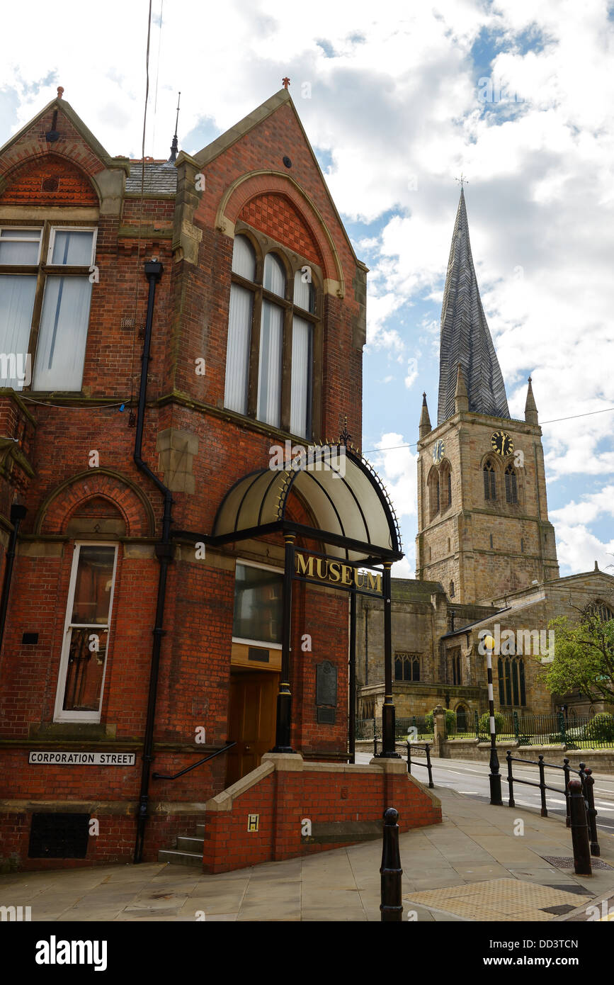 Chesterfield, musée et galerie d'art avec l'église St Mary spire dans l'arrière-plan UK Banque D'Images