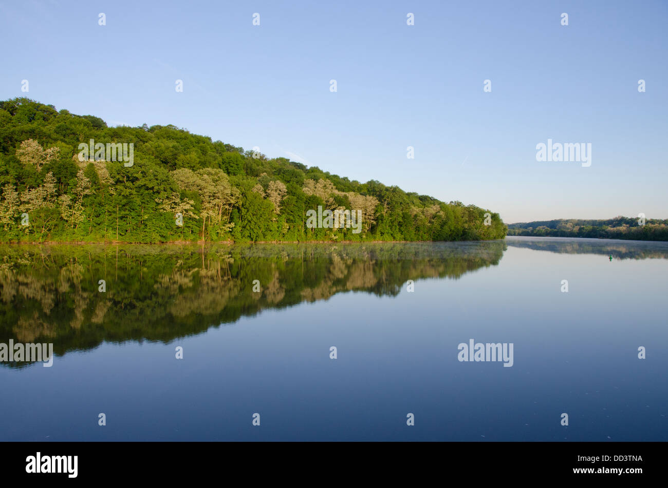 New York, Mohawk River, près de l'Écluse E14 à Canajoharie. Tôt le matin, réflexions sur la rivière Mohawk. Banque D'Images