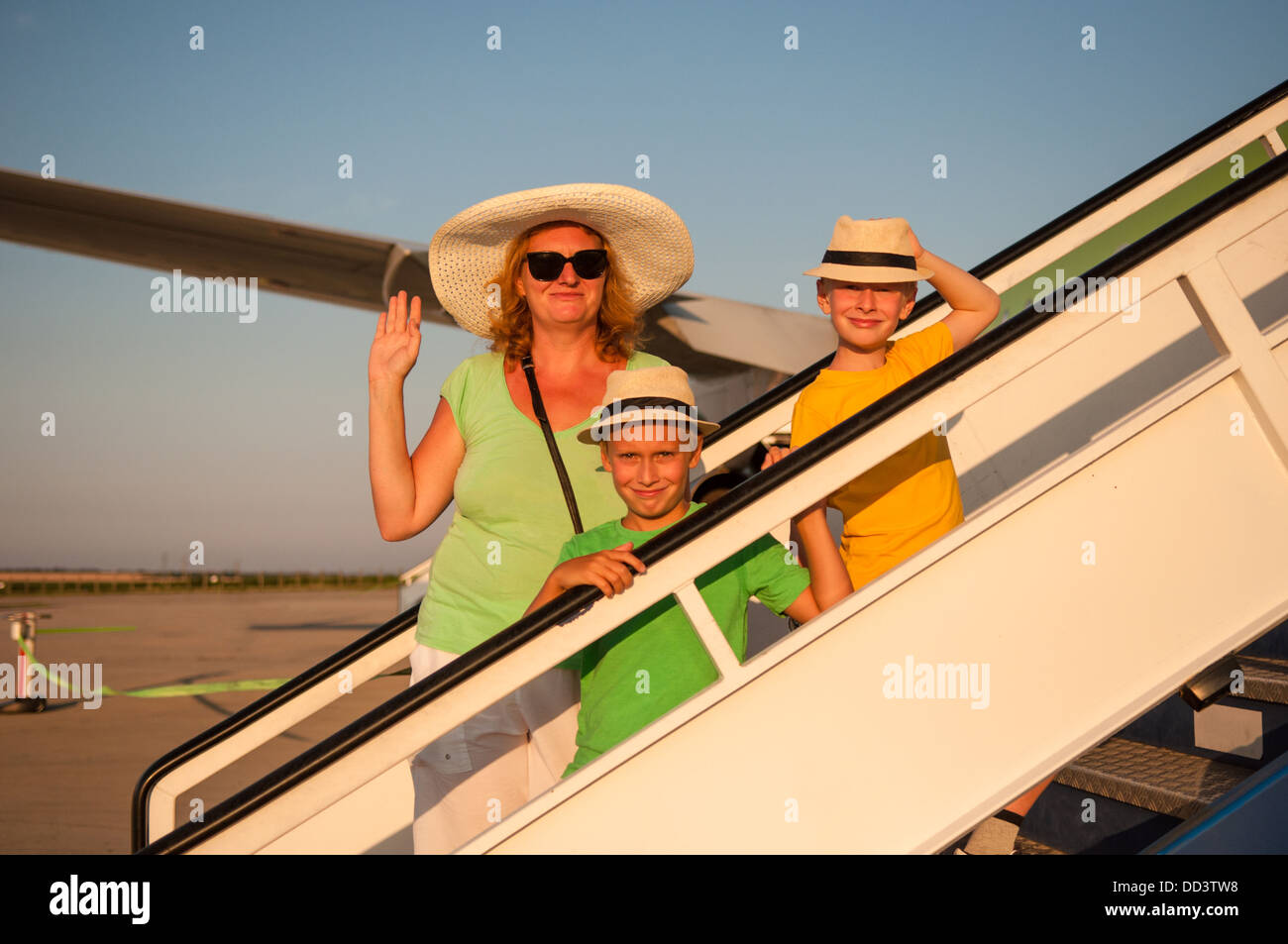 Heureuse famille voyages en avion Banque D'Images