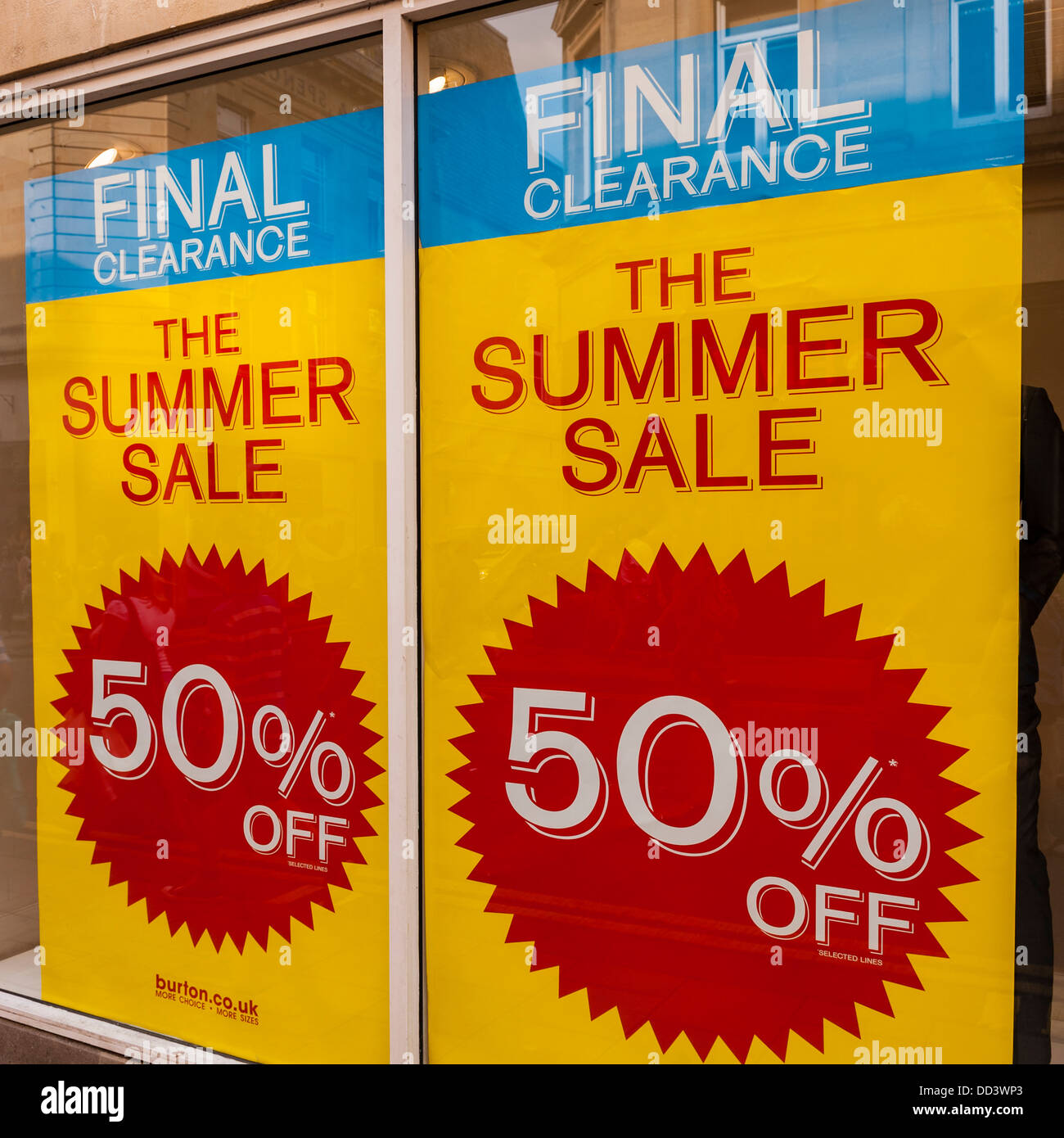 Une vente d'été à signe à Bath Burtons , Somerset , Angleterre , Angleterre , Royaume-Uni Banque D'Images