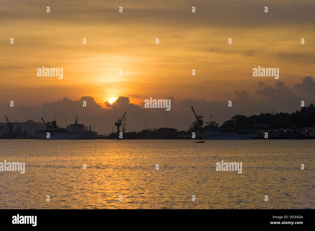Mer avec commercial dock à l'arrière-plan, Port Blair, Andaman, îles Andaman, îles Andaman et Nicobar, Inde Banque D'Images