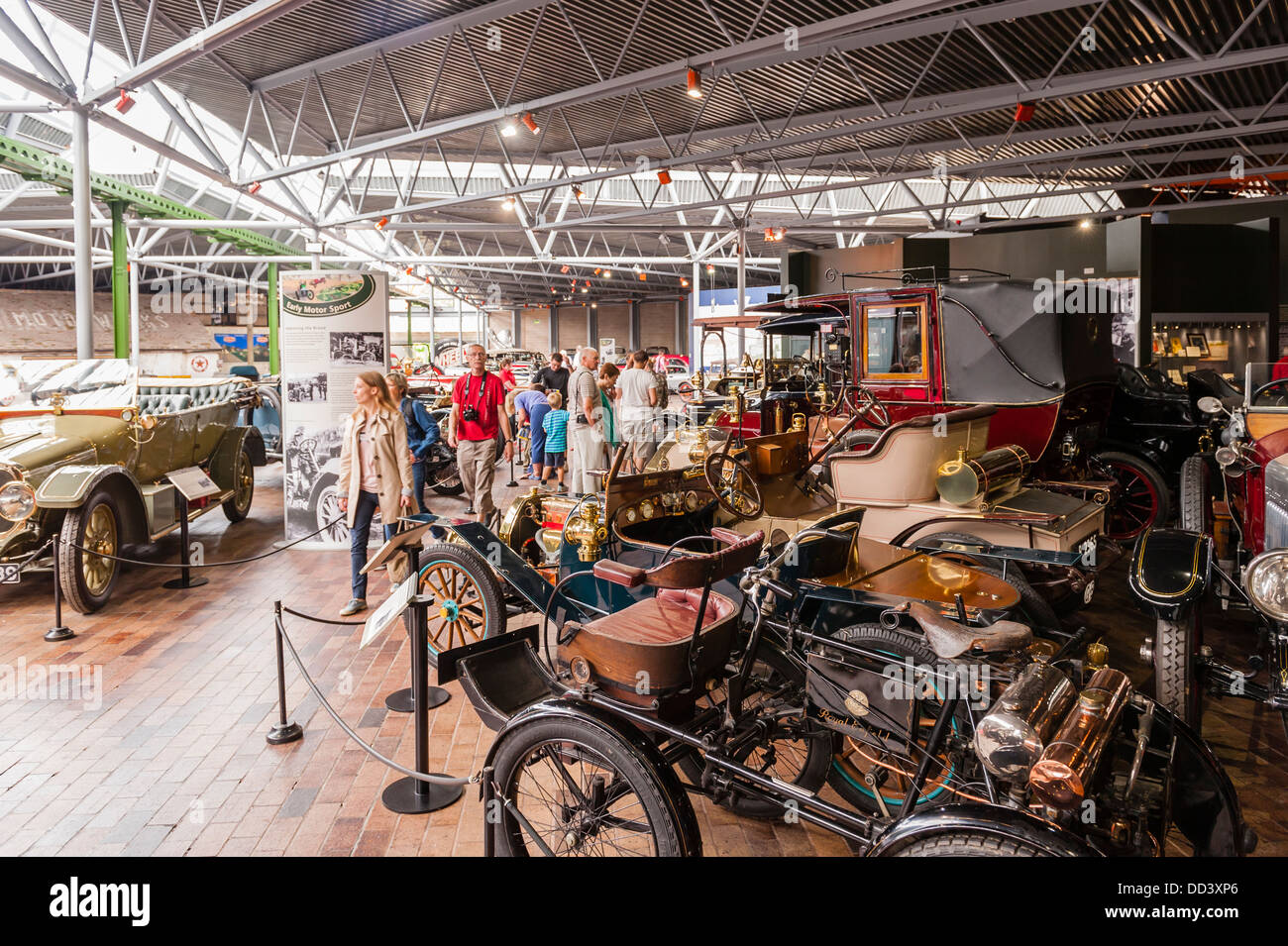 Voitures à l'intérieur la National Motor Museum de Beaulieu à Beaulieu , Hampshire , Angleterre , Angleterre , Royaume-Uni Banque D'Images