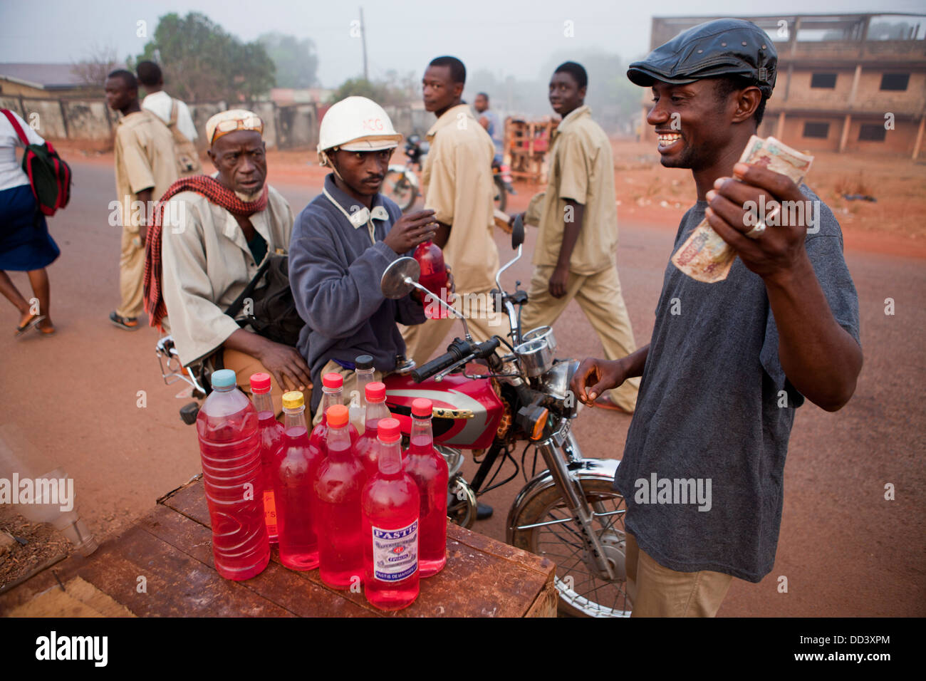 Le pétrole vendu par bouteille de Boké, en Guinée, Afrique de l'Ouest. Banque D'Images