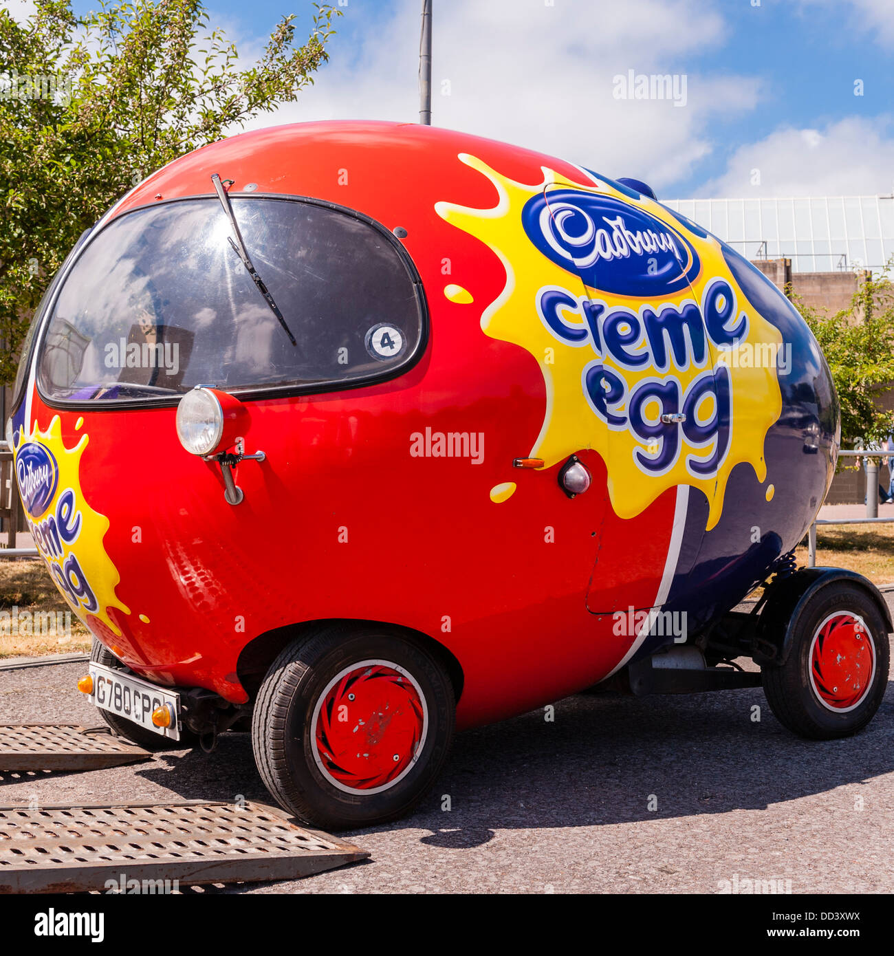Le Cadbury Creme egg voiture au National Motor Museum de Beaulieu à Beaulieu , Hampshire , Angleterre , Angleterre , Royaume-Uni Banque D'Images