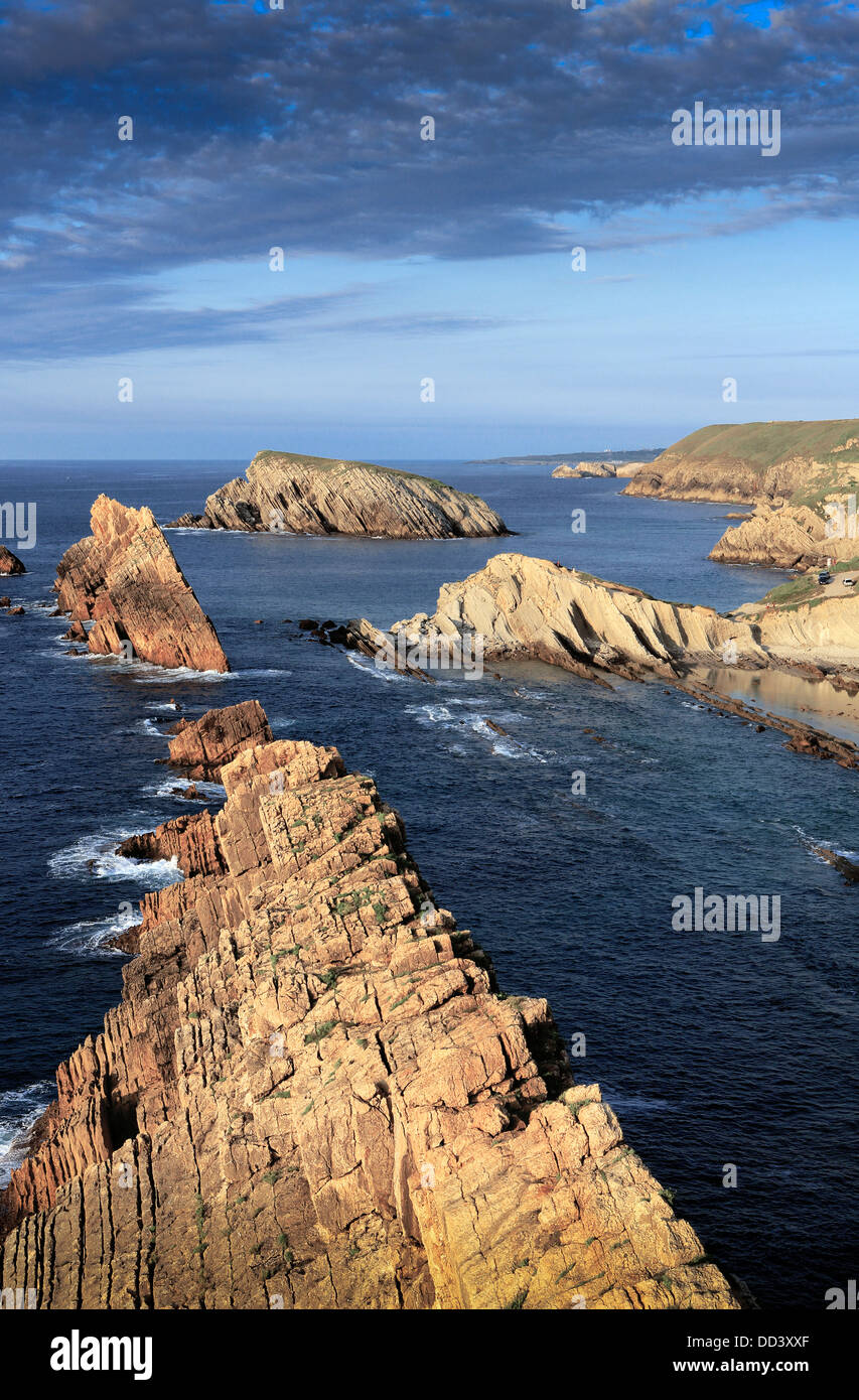Côte de l'océan Atlantique rocheuse spectaculaire en Cantabrie, Espagne Banque D'Images
