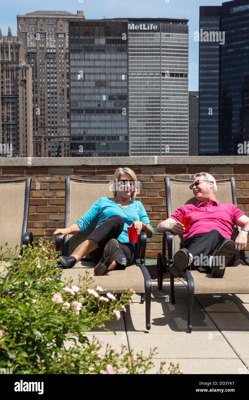 Belle Mature Couple Relaxing on Roof Deck, NYC Banque D'Images