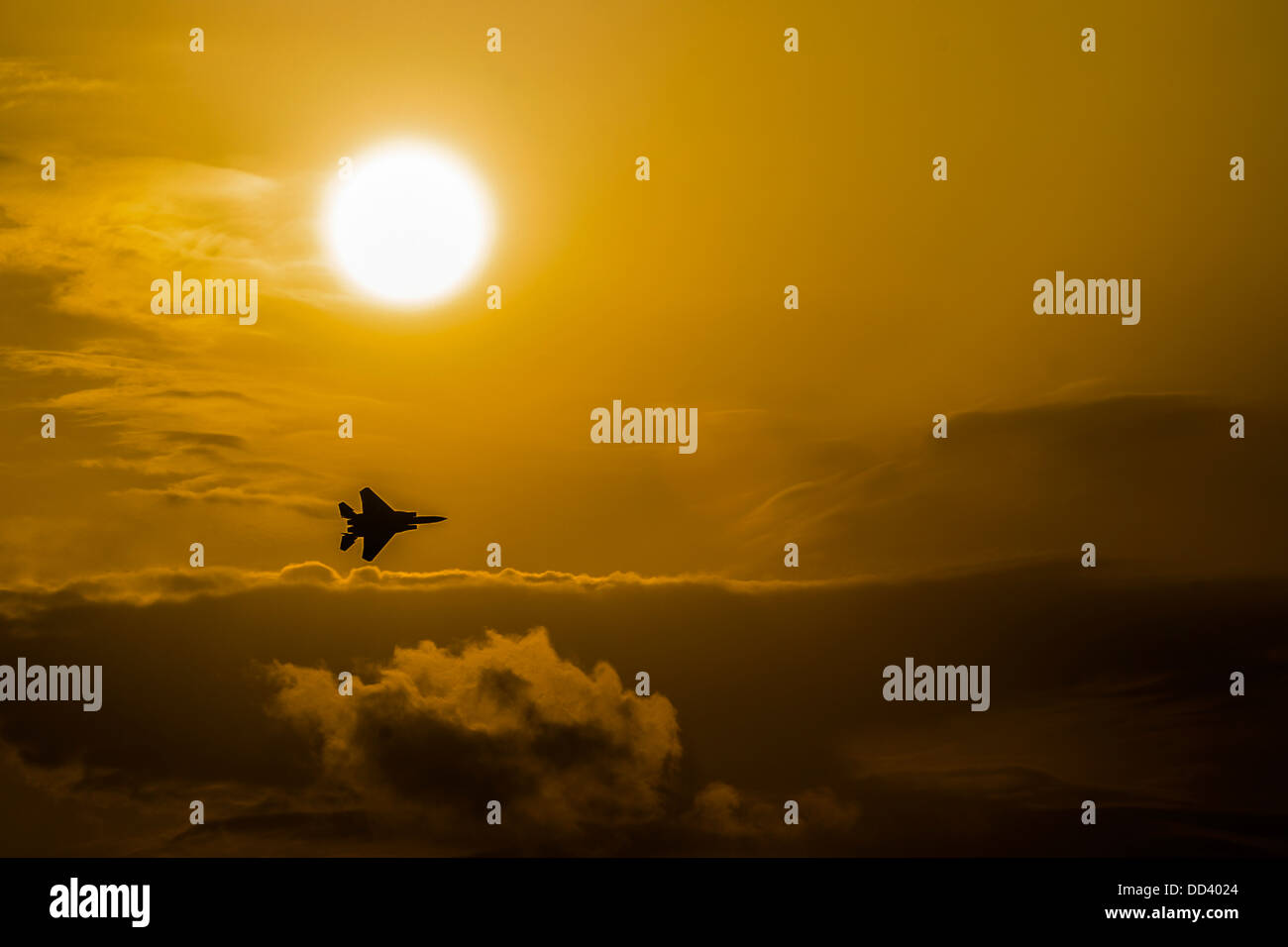 De l'air israélienne (IAF) en avion de chasse F-15I (RAAM) en vol au crépuscule Banque D'Images