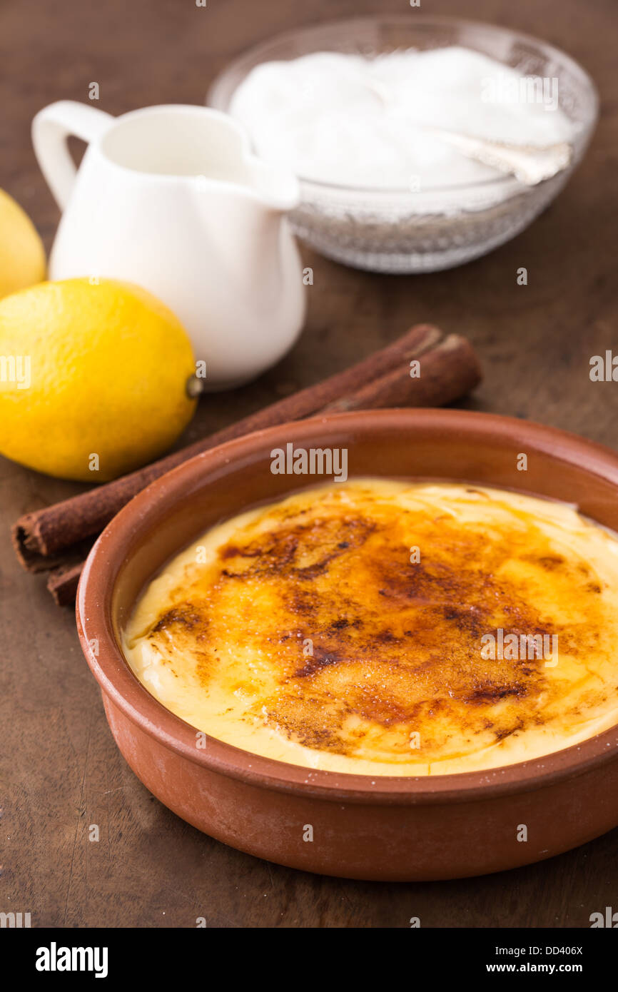 Crème brûlée traditionnelle sur plat de céramique sur table en bois Banque D'Images