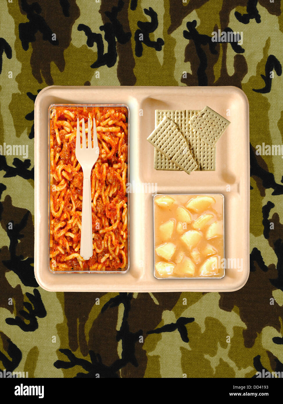 Des rations alimentaires militaires ou MRE repas prêt à manger sur un fond camouflé. Ouvrir les paquets avec des ustensiles en plastique. Banque D'Images