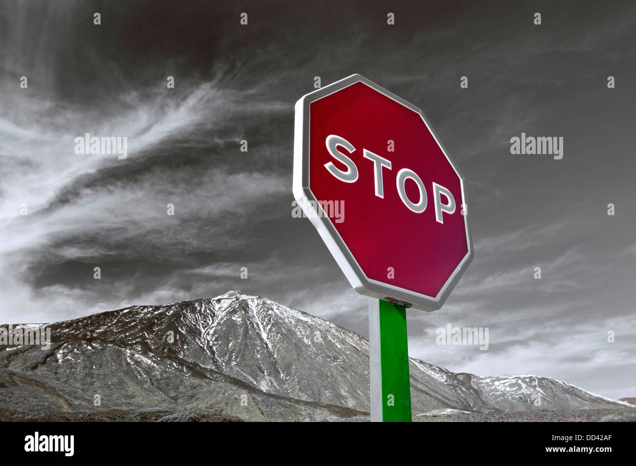 Inscrivez-vous sur 'STOP' avec montagne derrière représentant un avertissement symbolique à l'égard des problèmes environnementaux tels que le changement climatique Banque D'Images